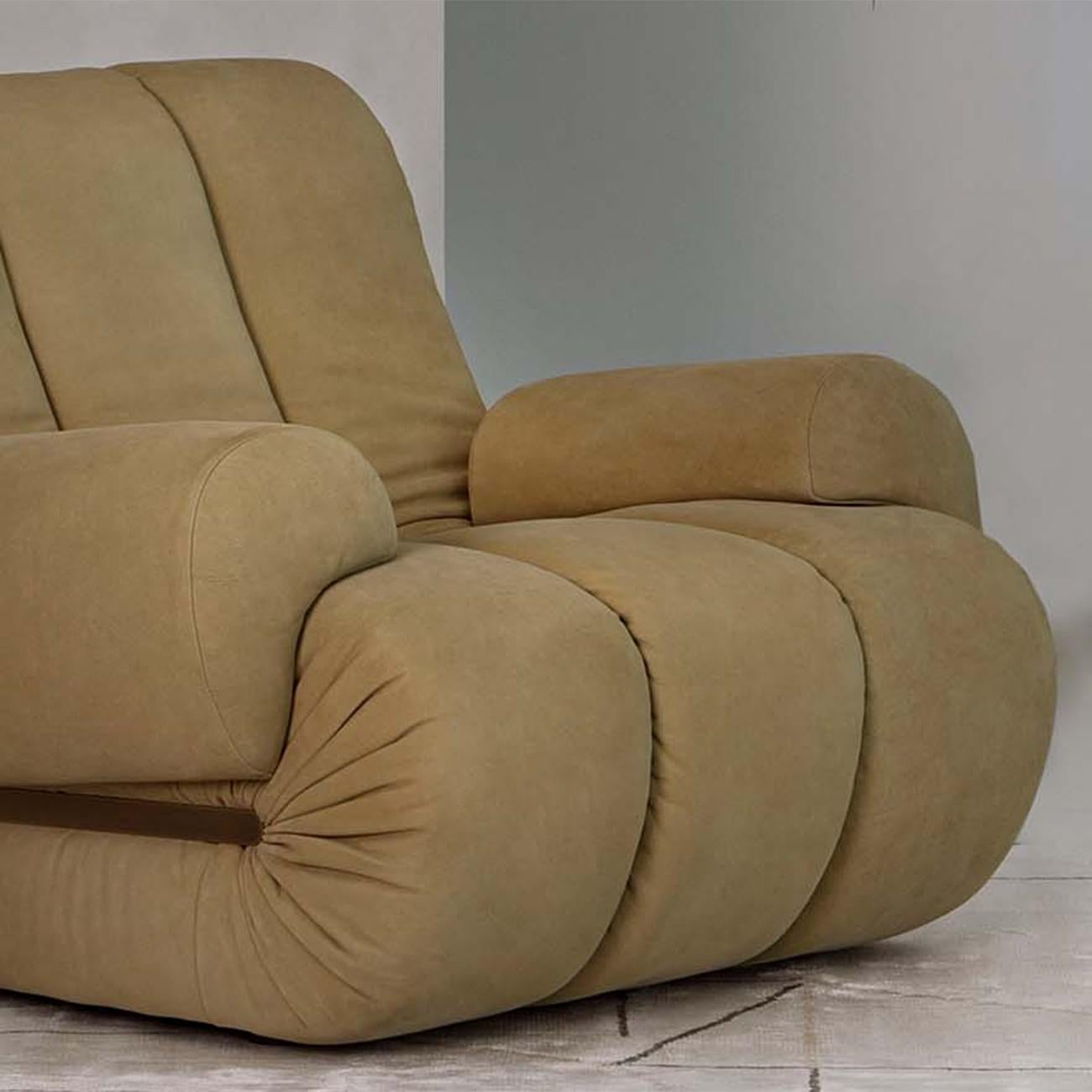 Armchair Leather Stax with solid wood structure, 
upholstered and covered with Italian high quality
genuine suede leather in latte coffee finish. With 
solid brass trim in bronzed finish each side.
Also available on request with other leathers or
