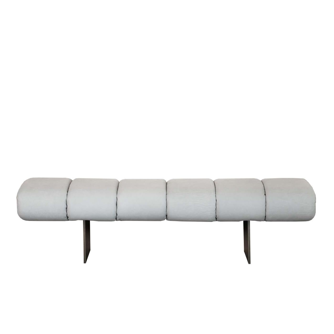  Banc Stax Cuir avec structure en bois massif, rembourré 
et recouvert de cuir véritable gris clair. Avec 2 solides en acier 
pieds en finition bronzée.
Également disponible sur demande avec d'autres couleurs de cuir.