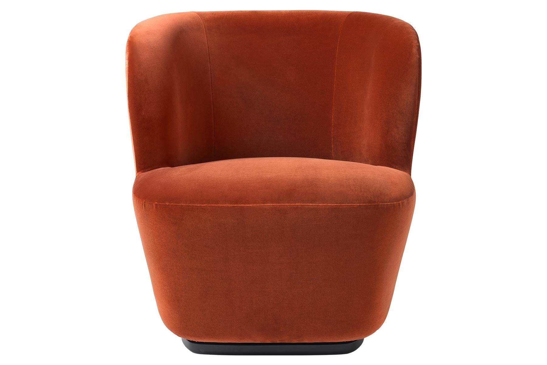 Rimani qui, rimani con me, rimani rilassato, rimani a leggere... la poltroncina stay lounge, con possibilità di tornare a girare, ha una forma scultorea e organica che, oltre a conferire un look contemporaneo, abbraccia l'utente e lo incoraggia a