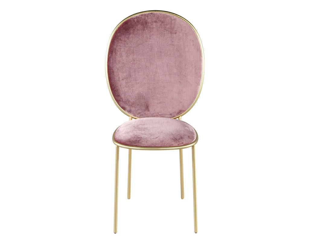 Der Stay Side Modern Accent Vanity Chair ist eine unverzichtbare Ergänzung für jeden Sitzbereich. Dieser auffällige Stuhl mit seinem eleganten Metallgestell aus Messing verleiht jedem Raum einen Hauch von Eleganz. Das filigrane Design des Stuhls