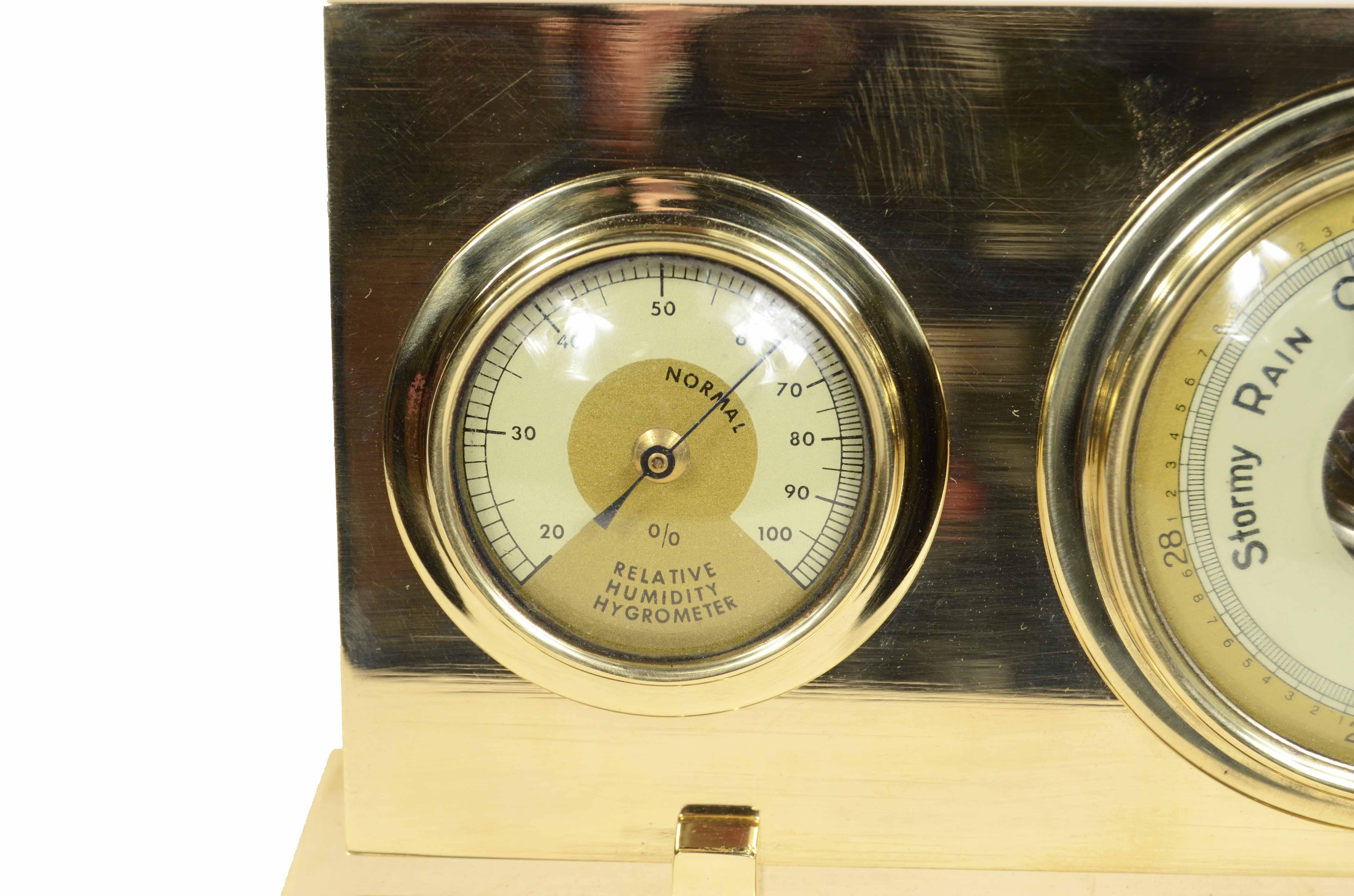 Stazione barometrica da tavolo in ottone composta da barometro aneroide, termometro scala Fahrenheit e  igrometro. Manifattura tedesca per il mercato anglosassone degli anni cinquanta. Buono stato funzionante. Misure cm 21x3,5x8,5 – inchesd
