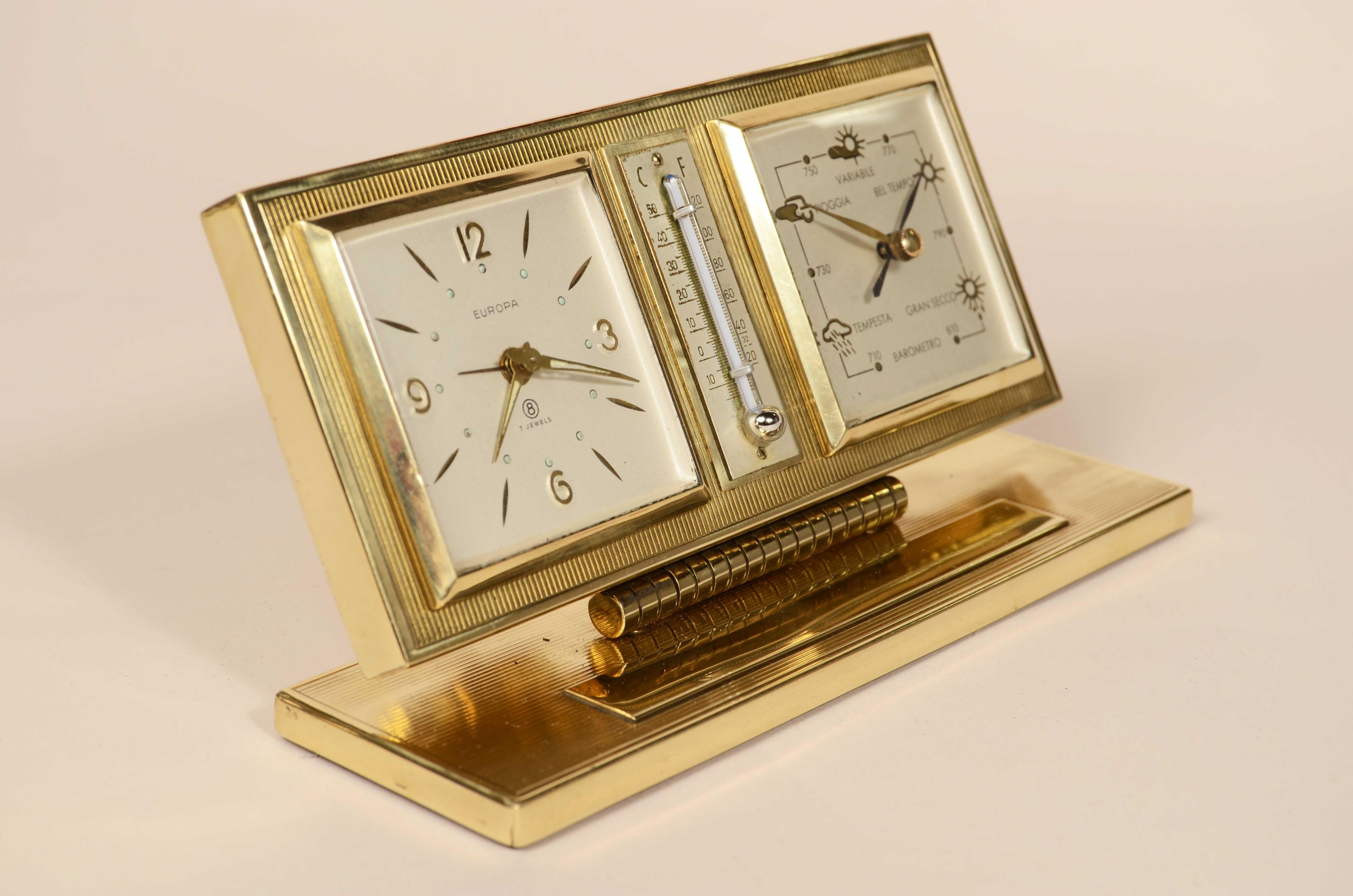 Barometer-Tischstation aus Messing, signiert Europa, aus den 1950er Jahren, bestehend aus einem Aneroid-Barometer, einem Thermometer mit doppelter Celsius- und Fahrenheit-Skala und einer Uhr mit Handaufzug. 
Guter, voll funktionsfähiger