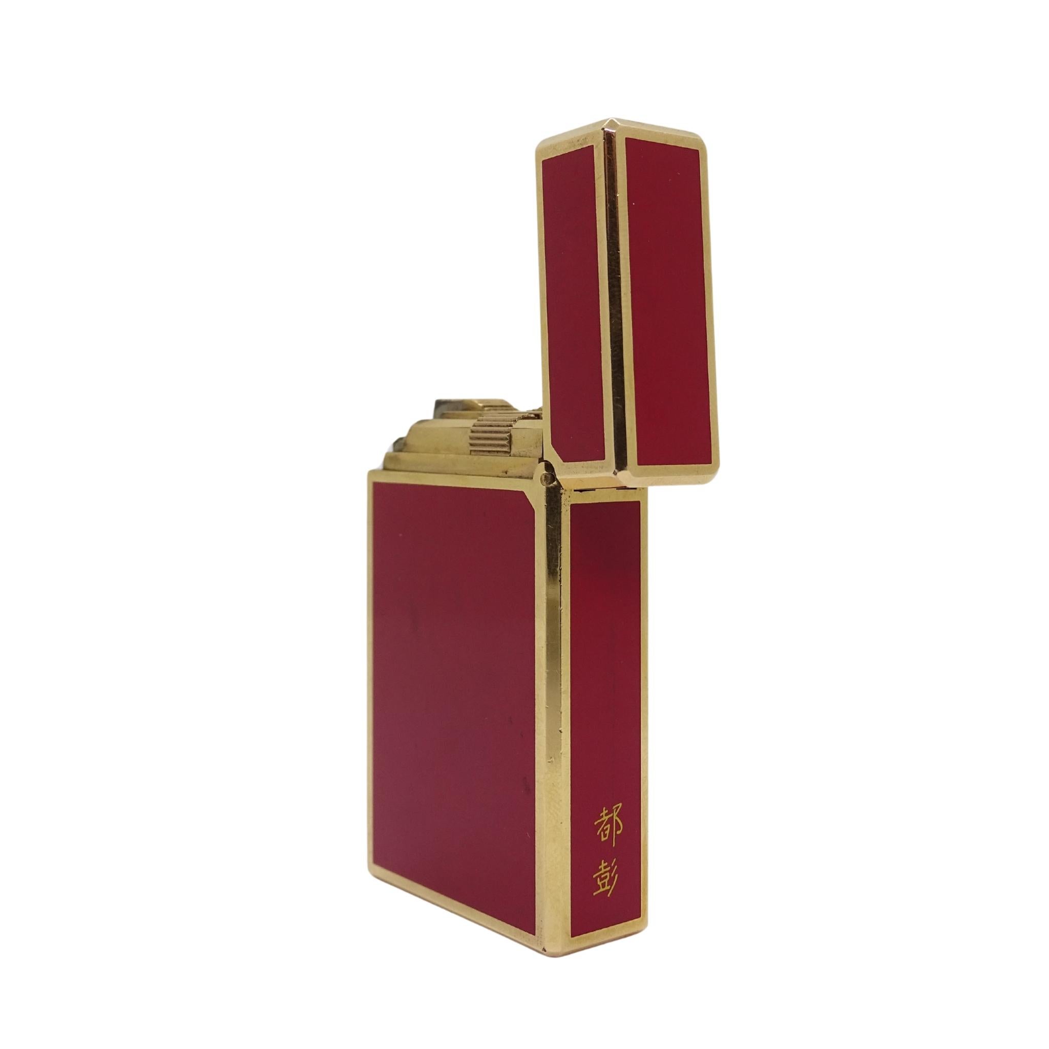 Collection de briquets S.T.Dupont laqué rouge et or plaqué en vente 12