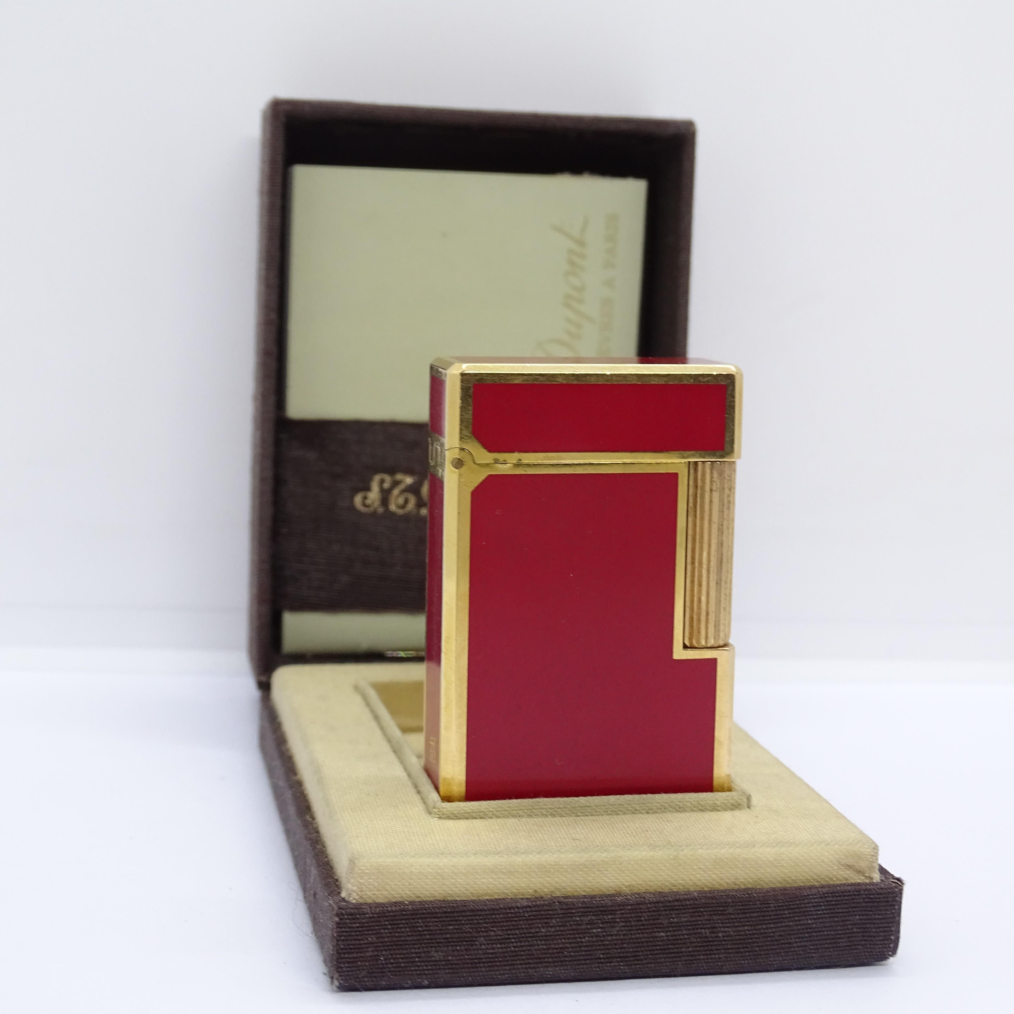 Collection de briquets S.T.Dupont laqué rouge et or plaqué en vente 1