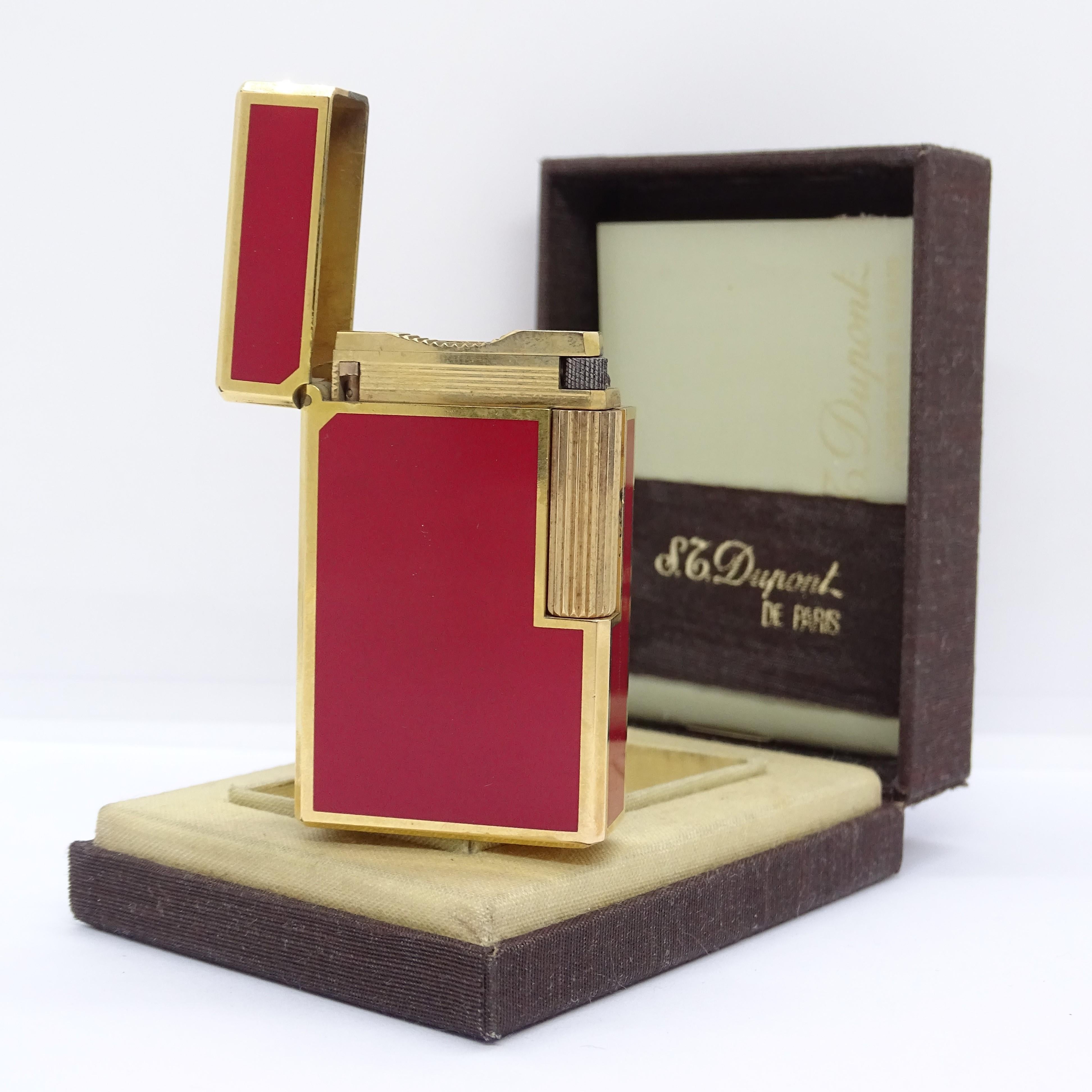 Collection de briquets S.T.Dupont laqué rouge et or plaqué en vente 2