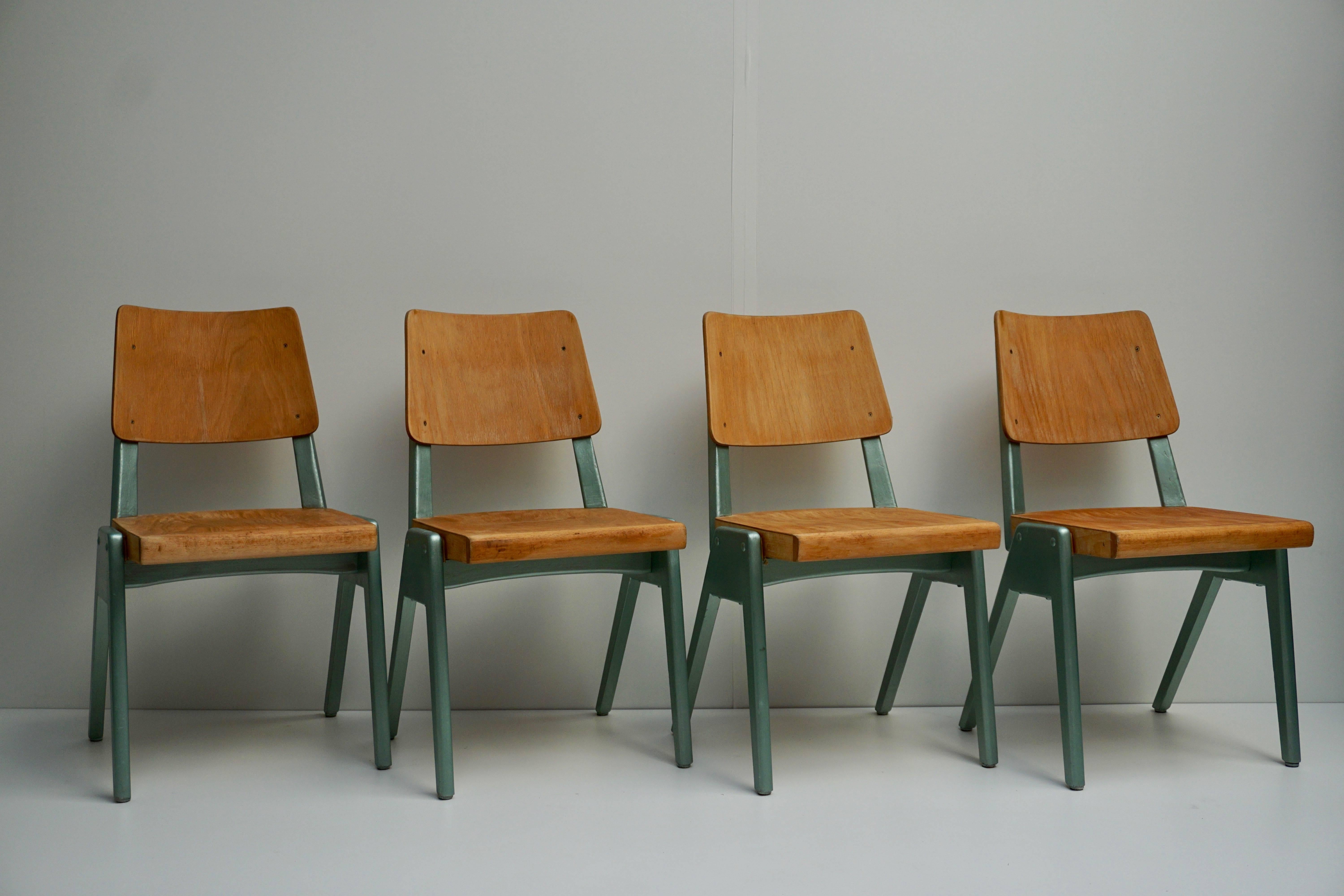 Satz von vier Esszimmerstühlen, 1950er Jahre.
Maße: Höhe Sitz 42 cm.