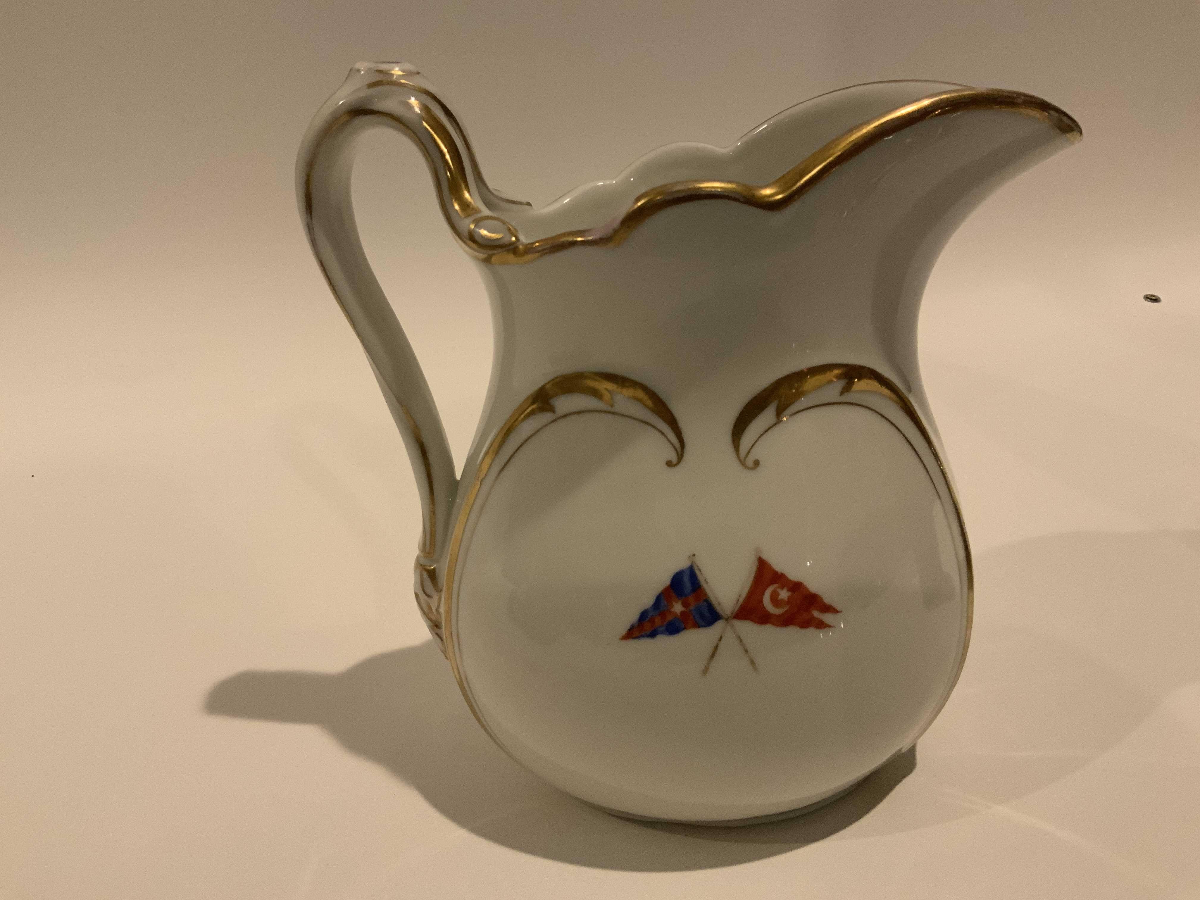 Pichet à eau fait sur mesure pour le yacht privé de J Pierpont Morgans, Corsair, navire amiral du New York Yacht Club. Les deux faces sont ornées des burgees privés de Morgans d'un croissant de lune et d'une étoile sur fond rouge et du drapeau du