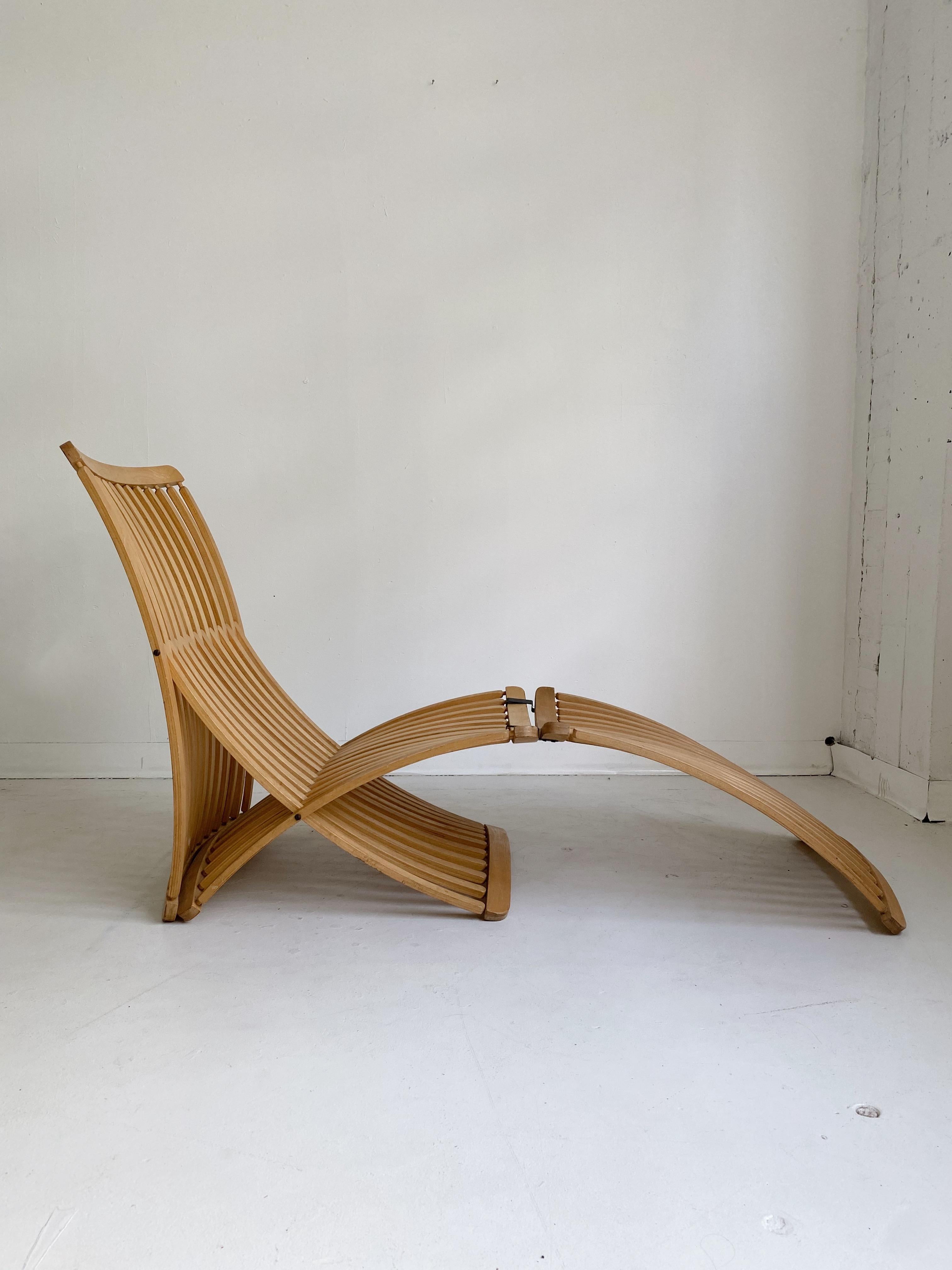 Vintage steamer lounge chair by Thomas Lamb for Ambient Systems, 70's

Made of nine-ply Canadian maple, has a detachable extending foot. Folds flat.

In 1979 it became the first Canadian object to enter the Museum of Modern Art’s permanent
