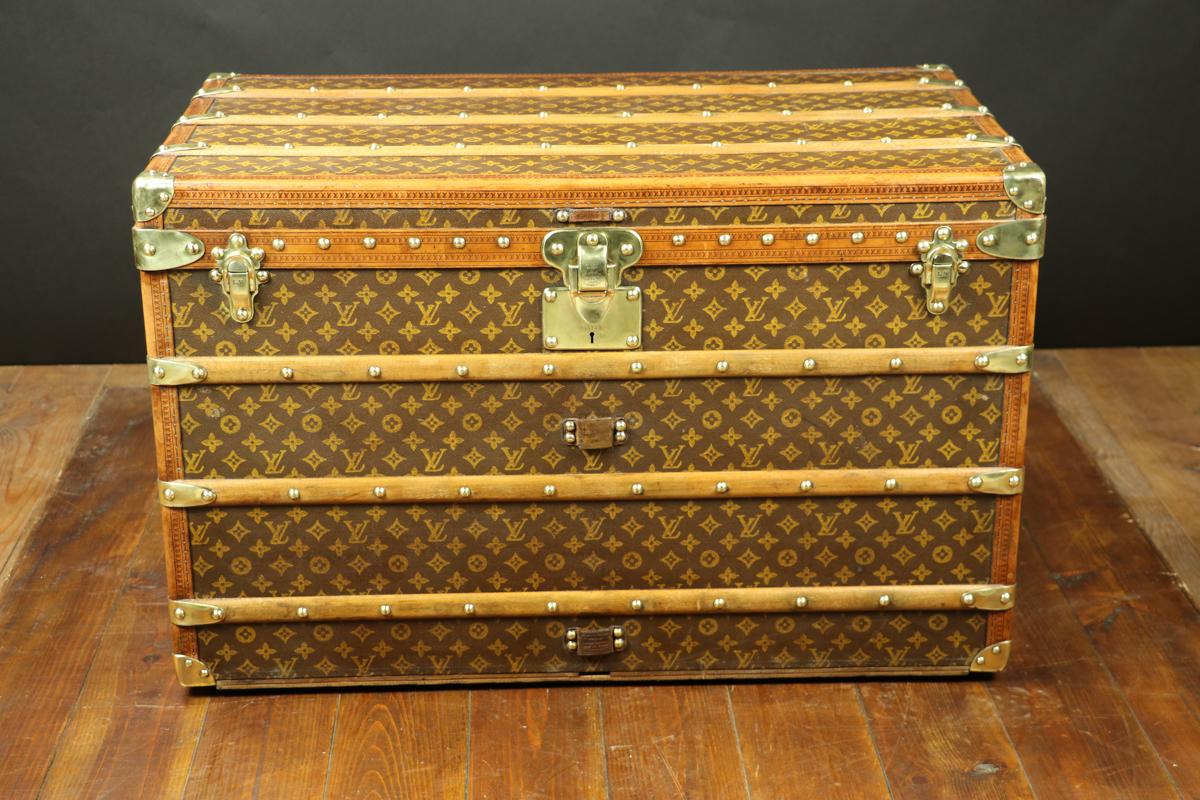 Steamer monogramm Louis Vuitton trunk
Brass and lozine
Original trays inside with boxes for hat
Leather handles.