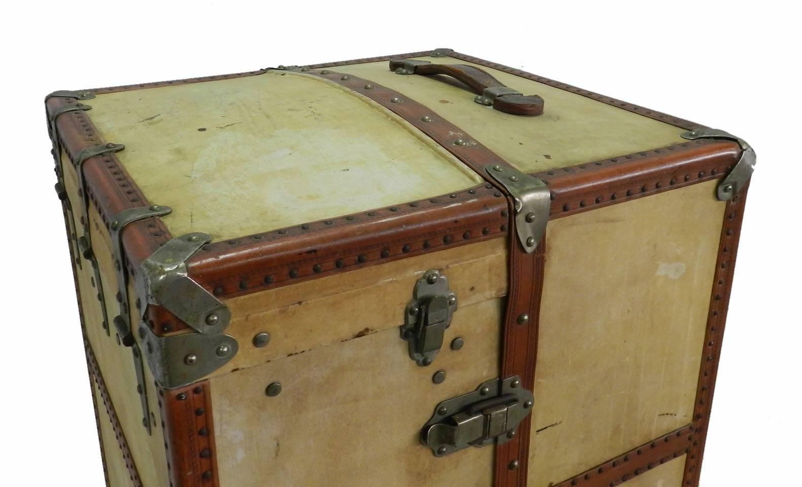 Steamer Trunk Wardrobe French early 20th Century Louis Vitton style In Good Condition For Sale In France, FR