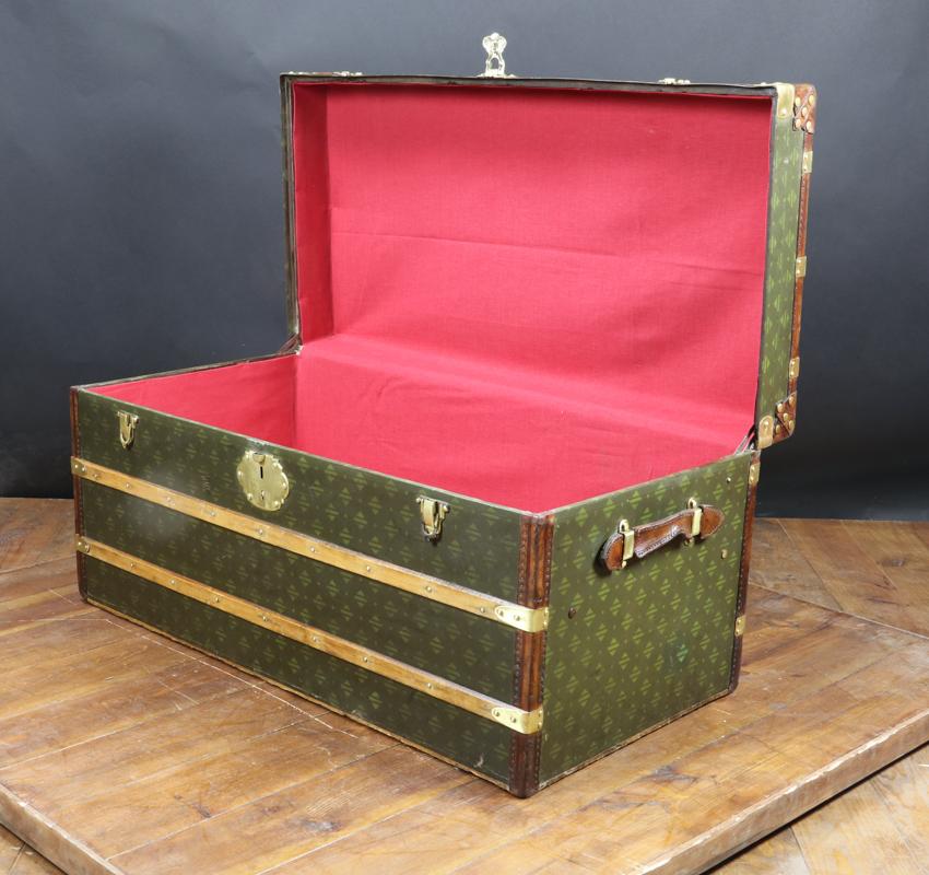 Steamer trunk with unknown monogram.

Natural leather bindings.

Coated canvas.


   