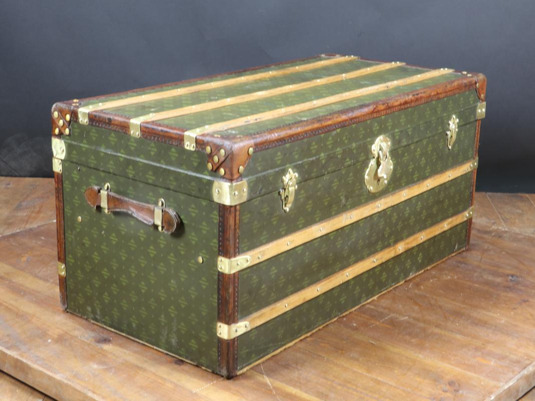 Steamer Trunk with Unknown Monogram In Good Condition For Sale In Haguenau, FR