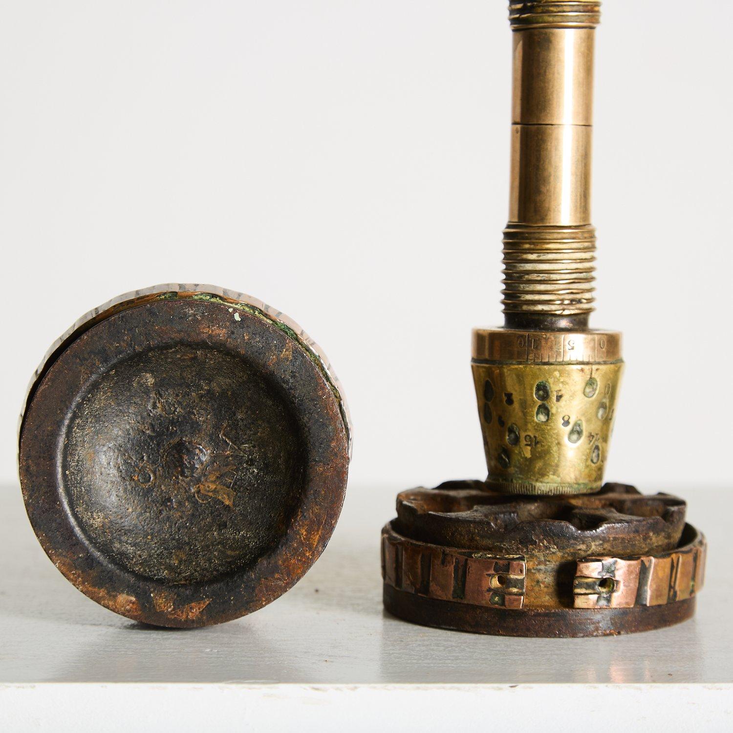 Coppia di candelieri in ottone e ferro incredibilmente tattili. 

Dalla metà del XIX secolo, ma con un'impronta moderna e brutalista. 

Probabilmente è fatto di bossoli e schegge. 

Timbro 'SOUVENIR . CAMP . DE . CHALONS'.  Un campo militare creato