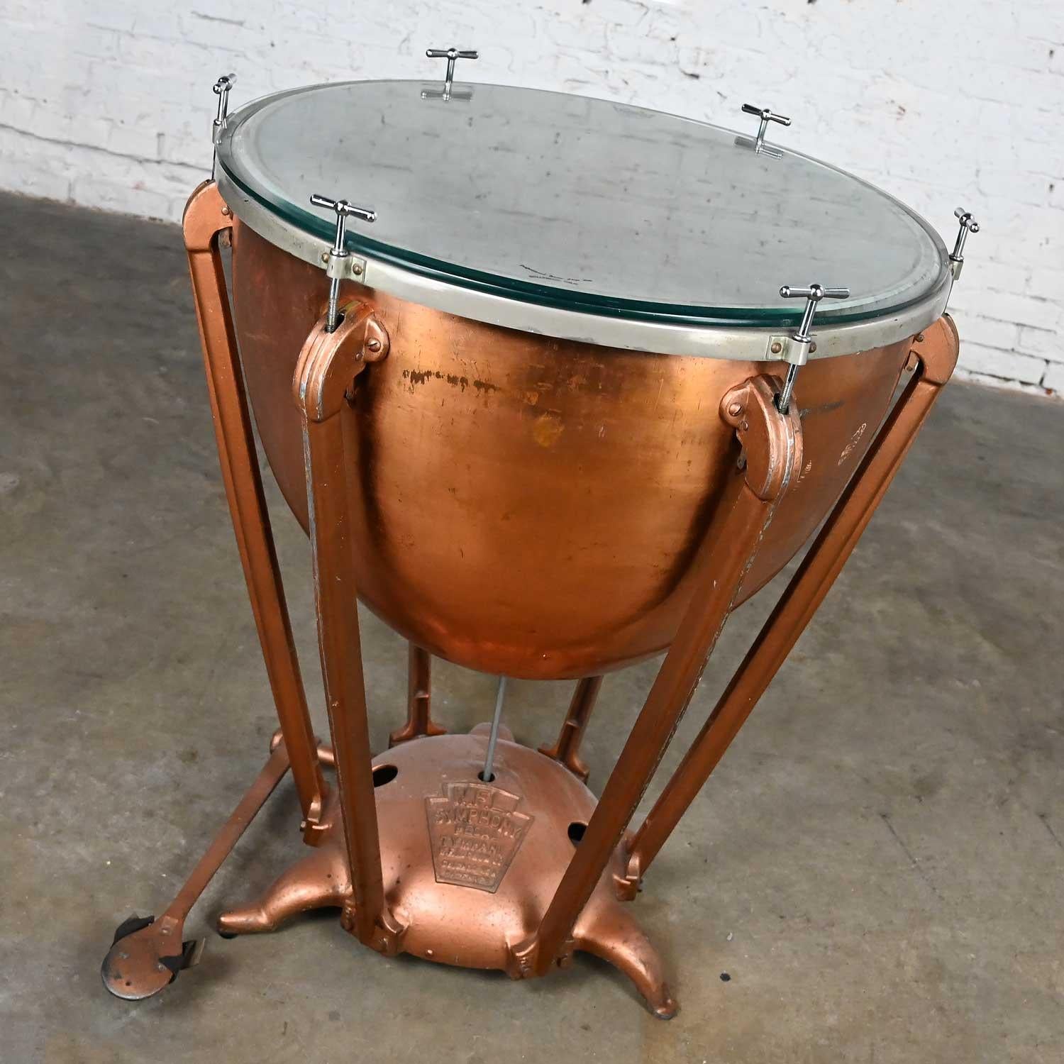Superbe table centrale vintage steampunk industrielle ou rustique en cuivre pour tambour de bouilloire par I.F.L.A. Drum Company. Composée de bras et d'une base en aluminium peints en cuivre, d'une bouilloire en cuivre, d'un plateau en peau de