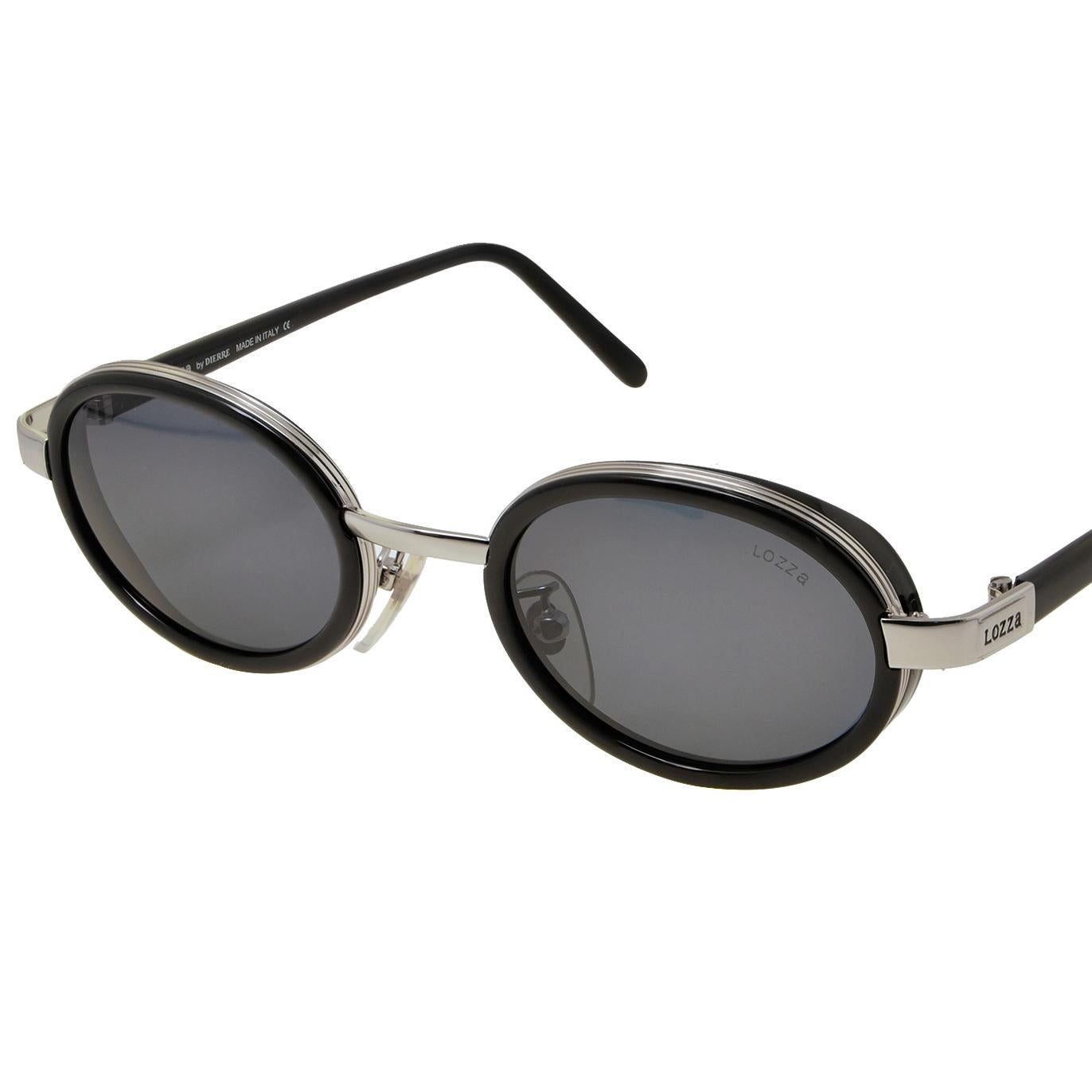 Lozza wurde 1878 gegründet und ist die älteste Brillenmarke Italiens, die bei der Auswahl von Stilen und MATERIALIEN immer Vorreiter war: in den 20er Jahren brachte sie die erste Sonnenbrille aus Zellulose auf den Markt und in den 30er Jahren die