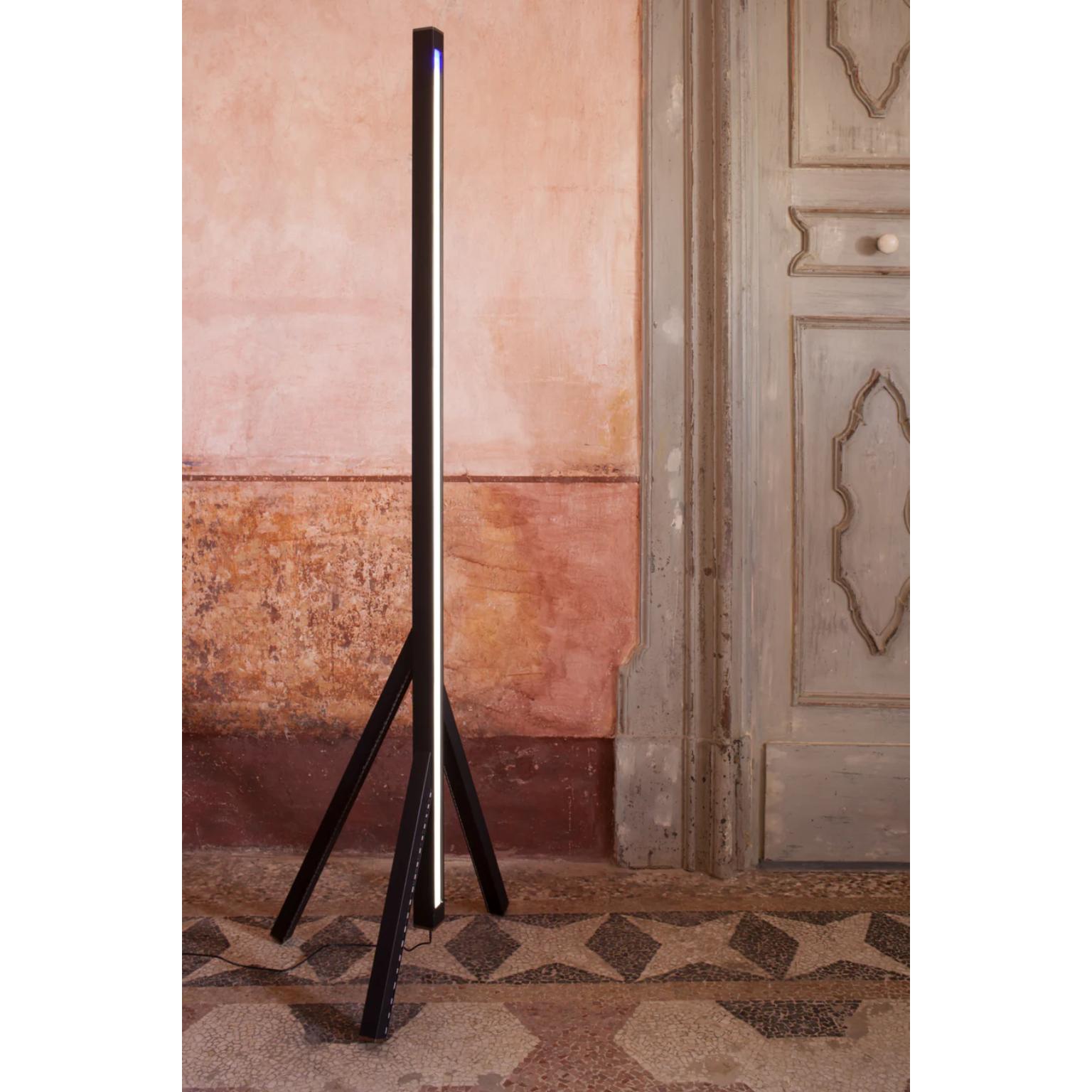 Lampadaire Stecco en aluminium et cuir tanné au végétal par Oscar Maschera
Dimensions : D 36 x L 52 x H 170 cm.
MATERIAL : Aluminium et cuir végétal.

Disponible en 12 couleurs différentes. Veuillez nous contacter.

Stecco est une lampe vraiment