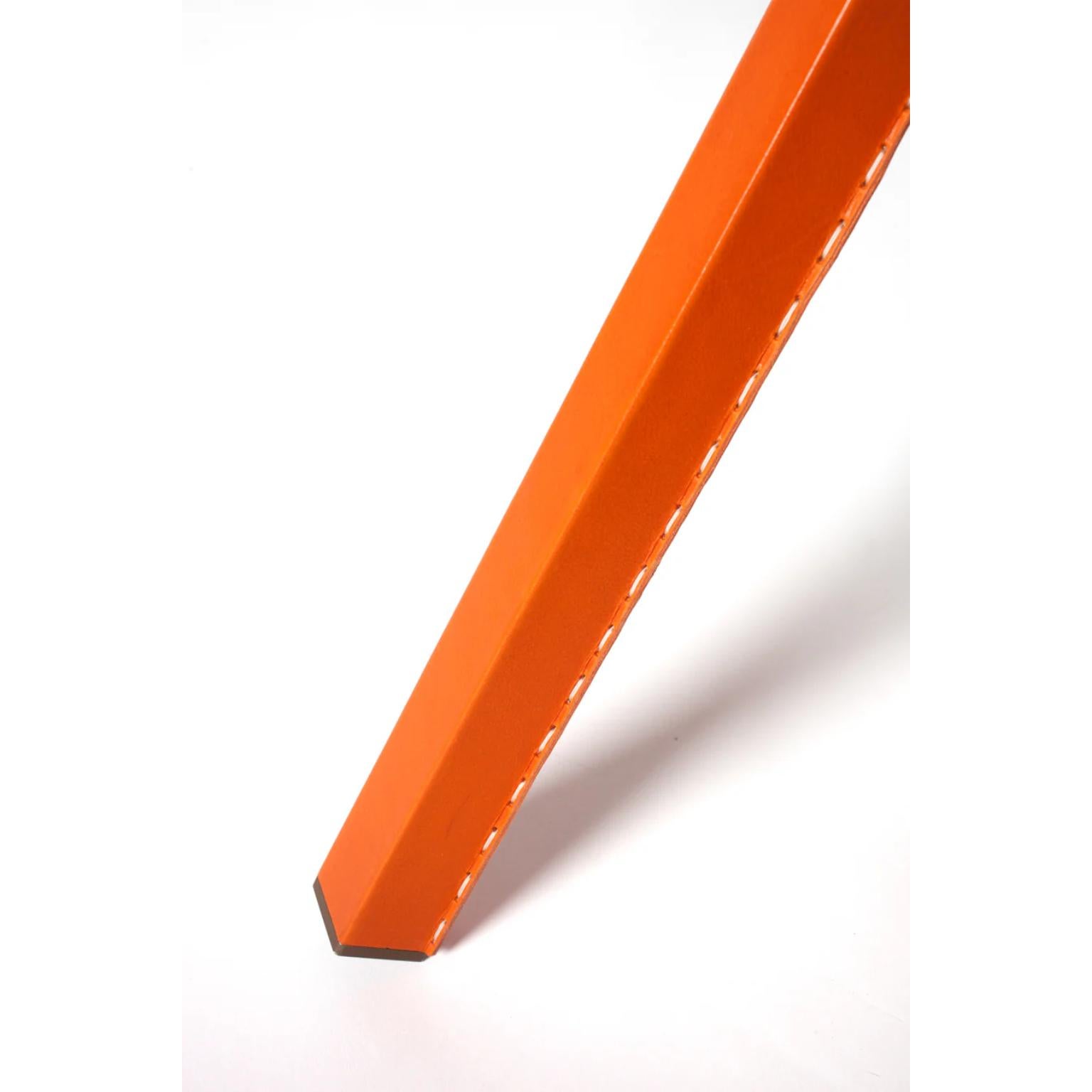 Aluminium Lampadaire Stecco en aluminium et cuir tanné au végétal par Oscar Maschera en vente