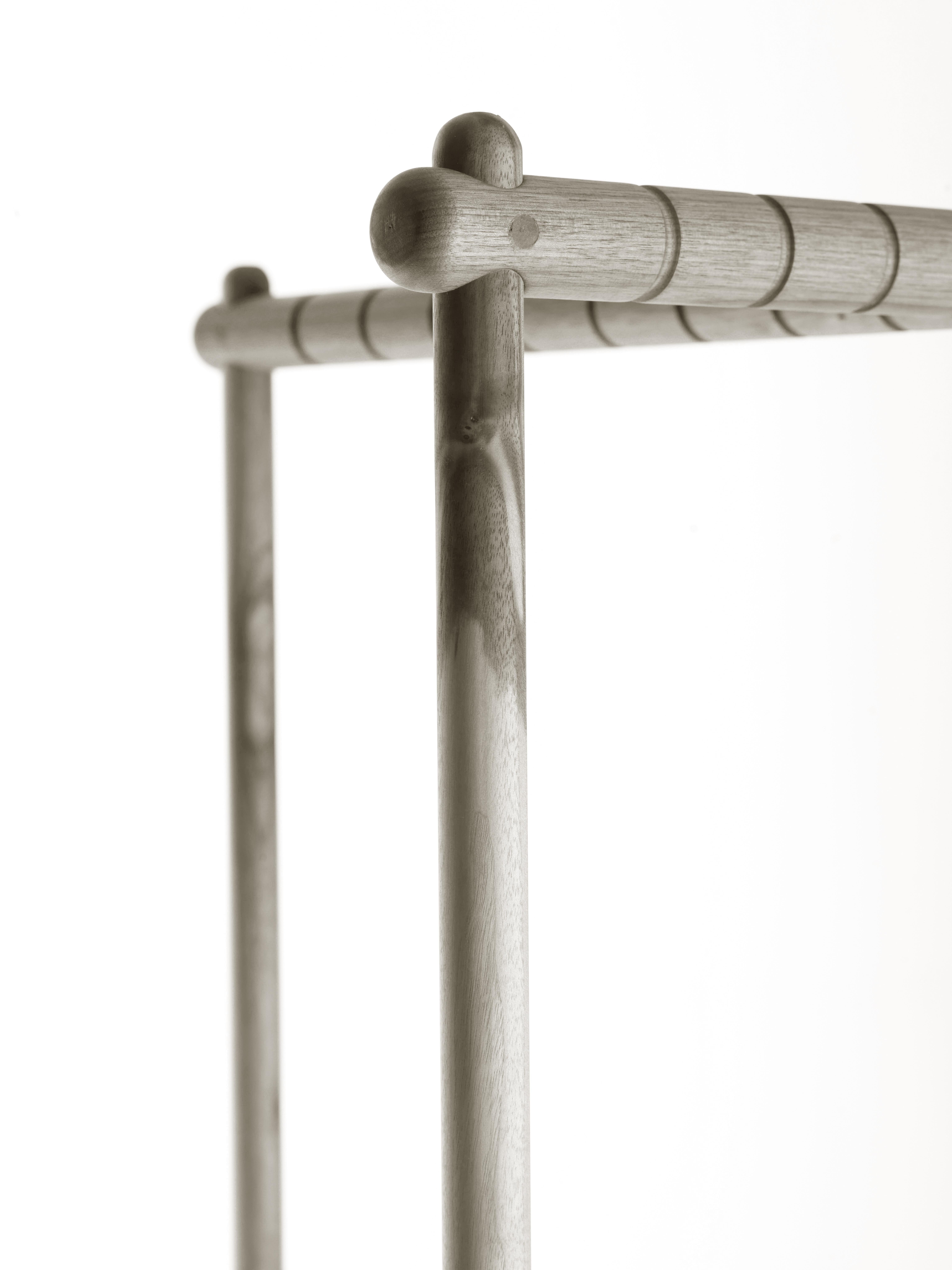 Huilé Porte-bougies Stecco en bois massif, noyer en finition gris naturel fait à la main, contemporain en vente