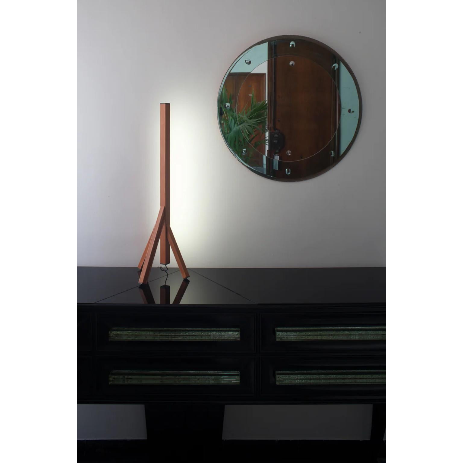 Lampe à poser Steccolino en aluminium et cuir tanné au végétal par Oscar Maschera
Dimensions : D 18  x L 28 x H 76 cm.
MATERIAL : Aluminium et cuir végétal.

Disponible en 12 couleurs différentes. Veuillez nous contacter.

Stecco est une lampe