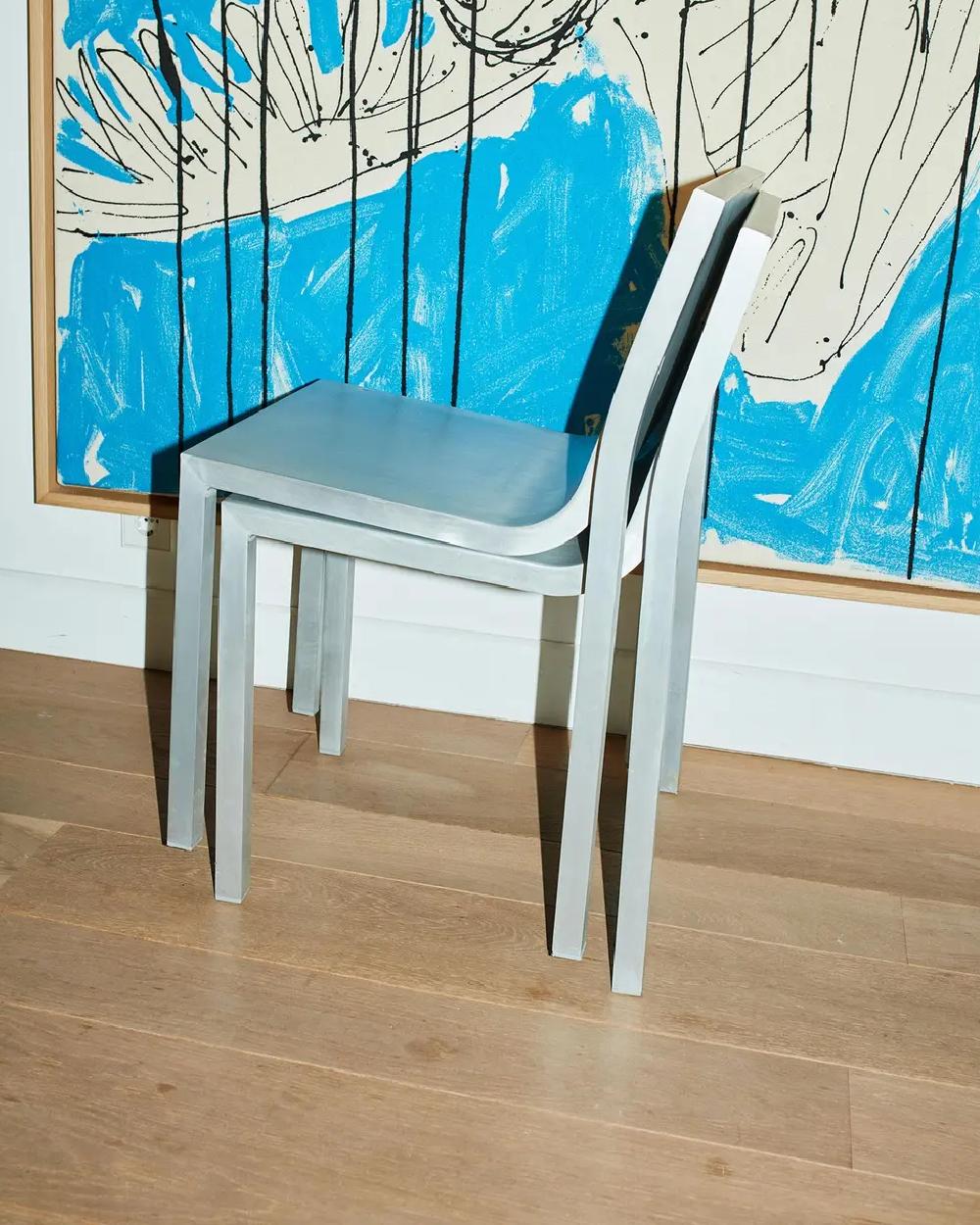 Der Stedelijk Chair ist der erste Stuhl der niederländischen Designerin Sabine Marcelis. Es wurde vom Stedelijk Museum Amsterdam in Auftrag gegeben, das für seine Designsammlung bekannt ist, und hat einen starken Charakter, der den Designstil von