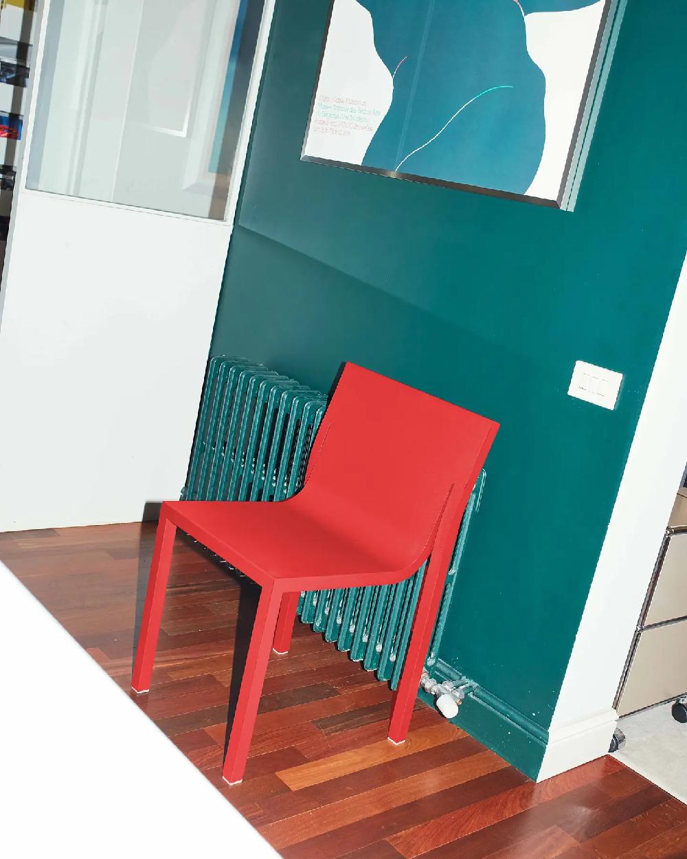 Der Stedelijk Chair ist der erste Stuhl der geborenen niederländischen Designerin Sabine Marcelis. Ursprünglich wurde er aus rohem Aluminium für das Stedelijk Museum Amsterdam gefertigt und ist nun in einer ausgewählten Palette von Schwarzbraun,