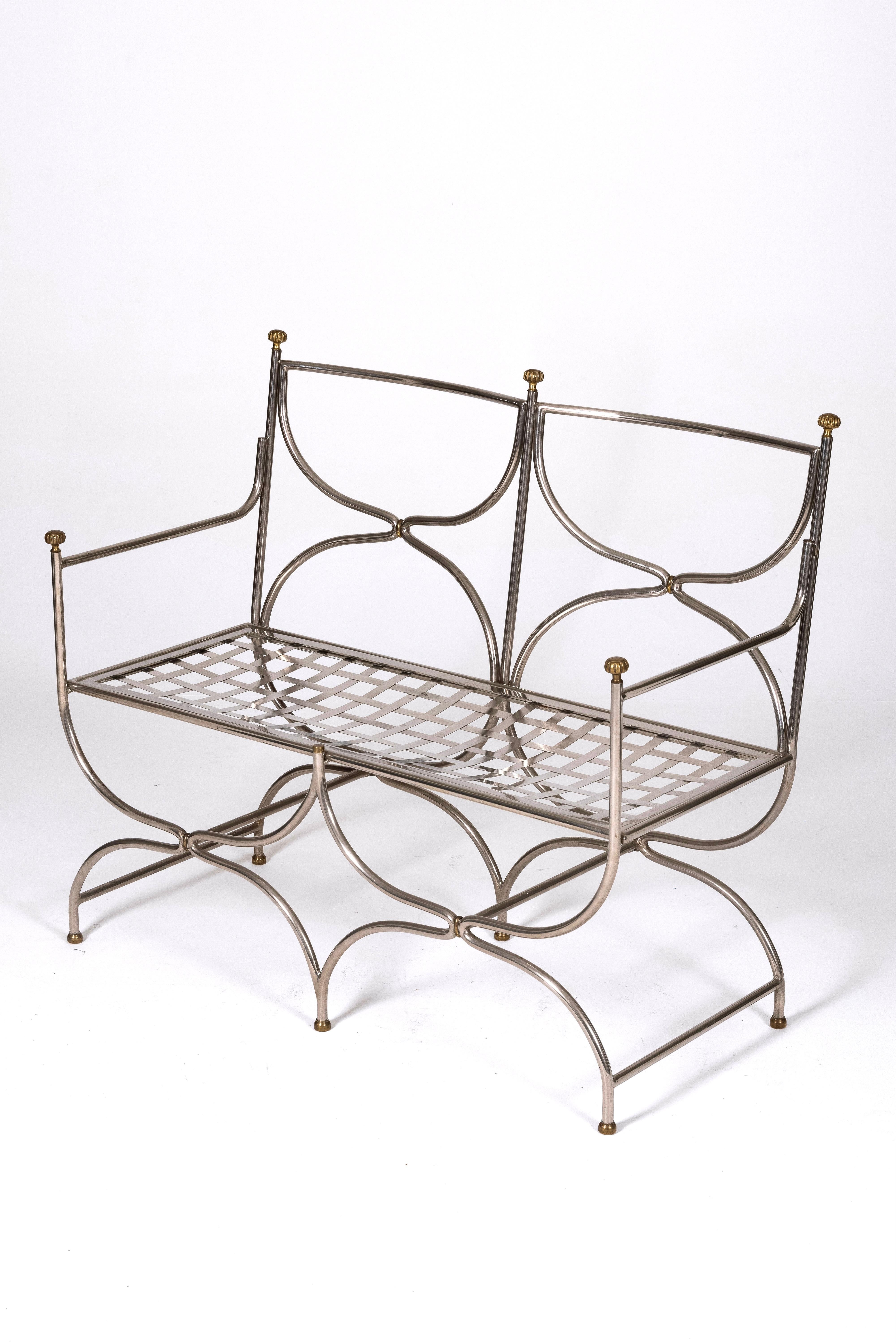 Modèle de banc Curule Savonarola en acier et laiton du designer et éditeur Maison Jansen, des années 1960. Banc deux places avec une assise en grille d'acier et des éléments décoratifs en laiton. En parfait état.
Lp1460.