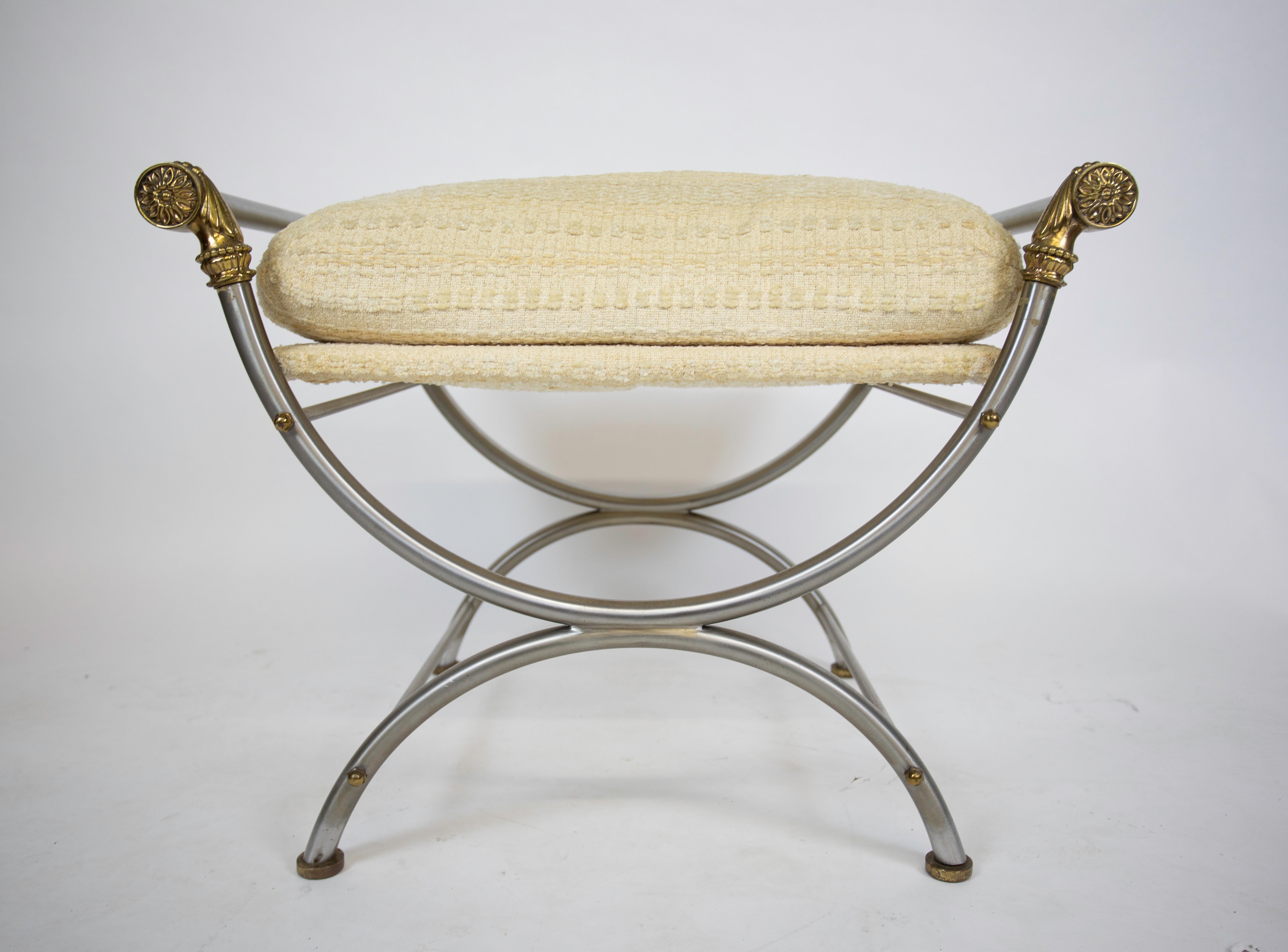 Un banc bien fait dans le style de la Maison Jansen.
Tapisserie d'origine.