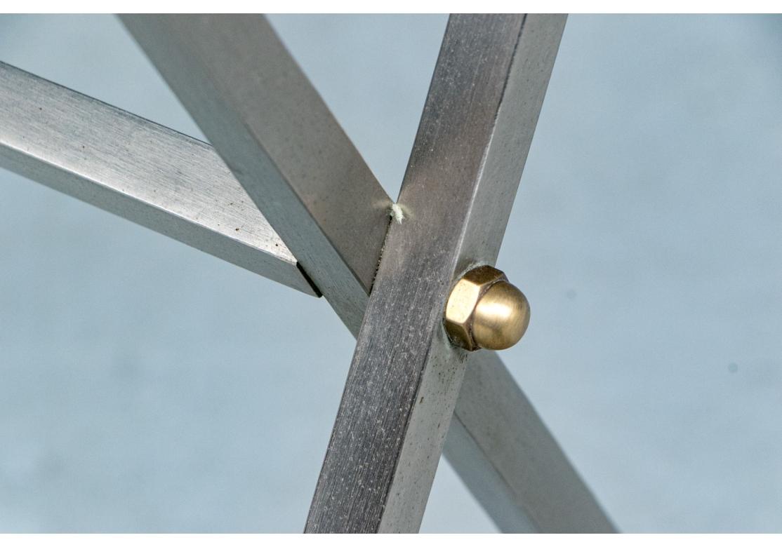 Table de bar ou de plateau de style Campaigner, avec un plateau à galerie sur trois côtés, accentué par des ferrures en laiton et une base en forme de X. La table est dotée d'un pied en sabot en laiton moulé et d'un plateau en stratifié noir.  Elle