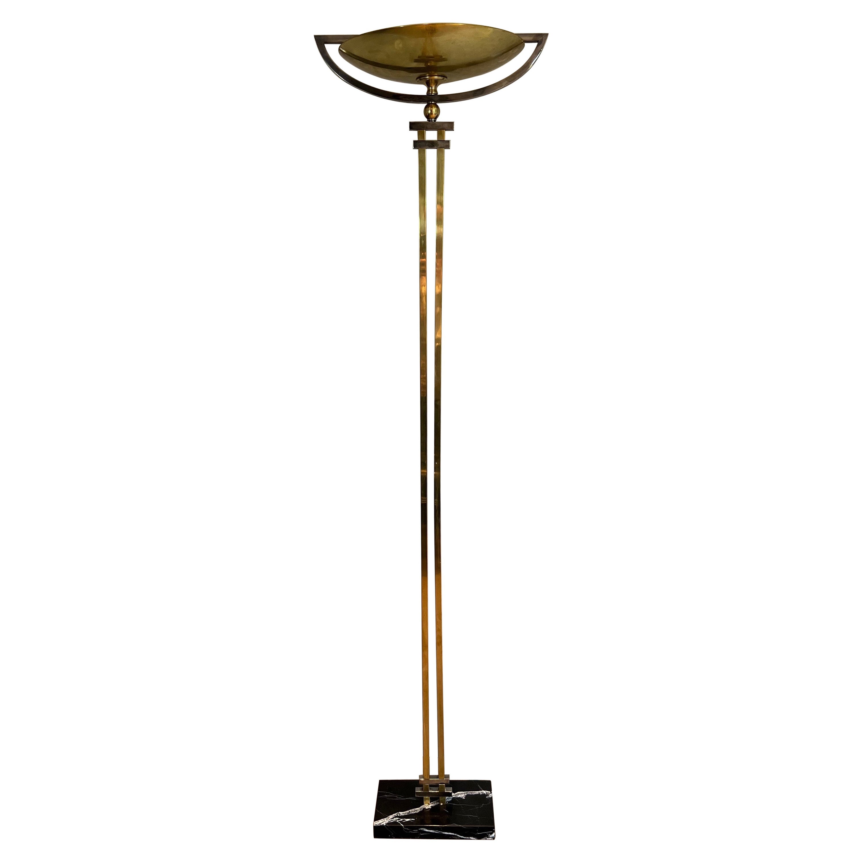Stehlampe aus Stahl und Messing auf einem Sockel aus schwarzem Marmor, im Stil von Jean Perzel