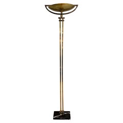 Stehlampe aus Stahl und Messing auf einem Sockel aus schwarzem Marmor, im Stil von Jean Perzel