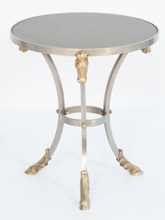 Mesa de copas Gueridón de acero y latón estilo Maison Jansen con soportes de cabeza de caballo