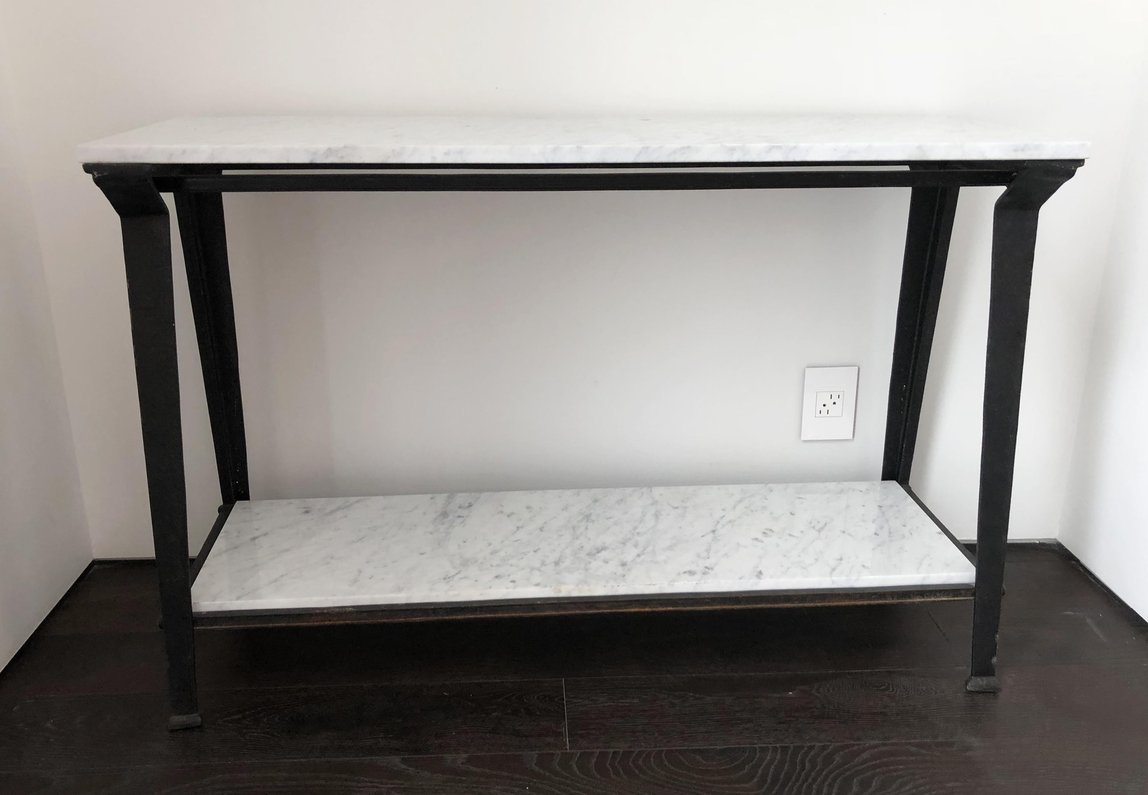 Beautiful Industrial Design, great architectural lines and perfect for any setting.
The marble compliments the metal base very well.
Measurements:
45
