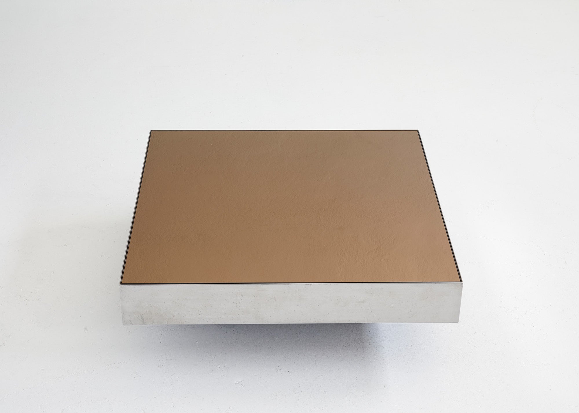 Couchtisch aus gebürstetem Stahl und Champagnerglas von Giovanni Ausenda für NY Form, Italien 1970

Reines minimalistisches Design mit

Gebürsteter Stahlrand auf einem quadratischen Holzsockel.

Champagner getöntes Glas.

Sehr guter Zustand mit