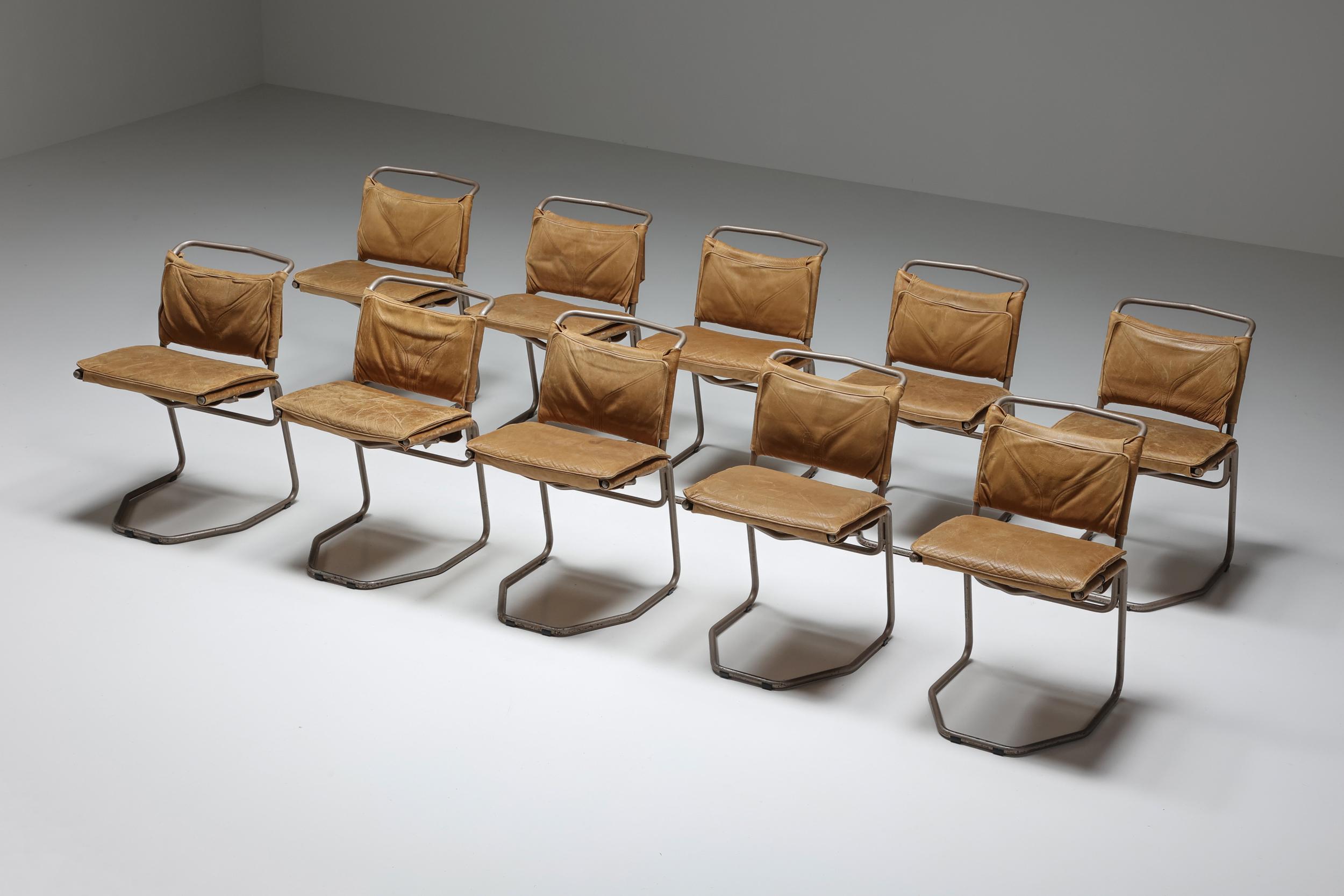 Außergewöhnliche Esszimmerstühle aus Stahl, entworfen von dem berühmten belgischen Architekten Raymond Rombouts. Diese Stühle, die mit einem scharfen Blick für Reinheit und Perfektionismus gefertigt werden, verkörpern die zeitlose Ästhetik von