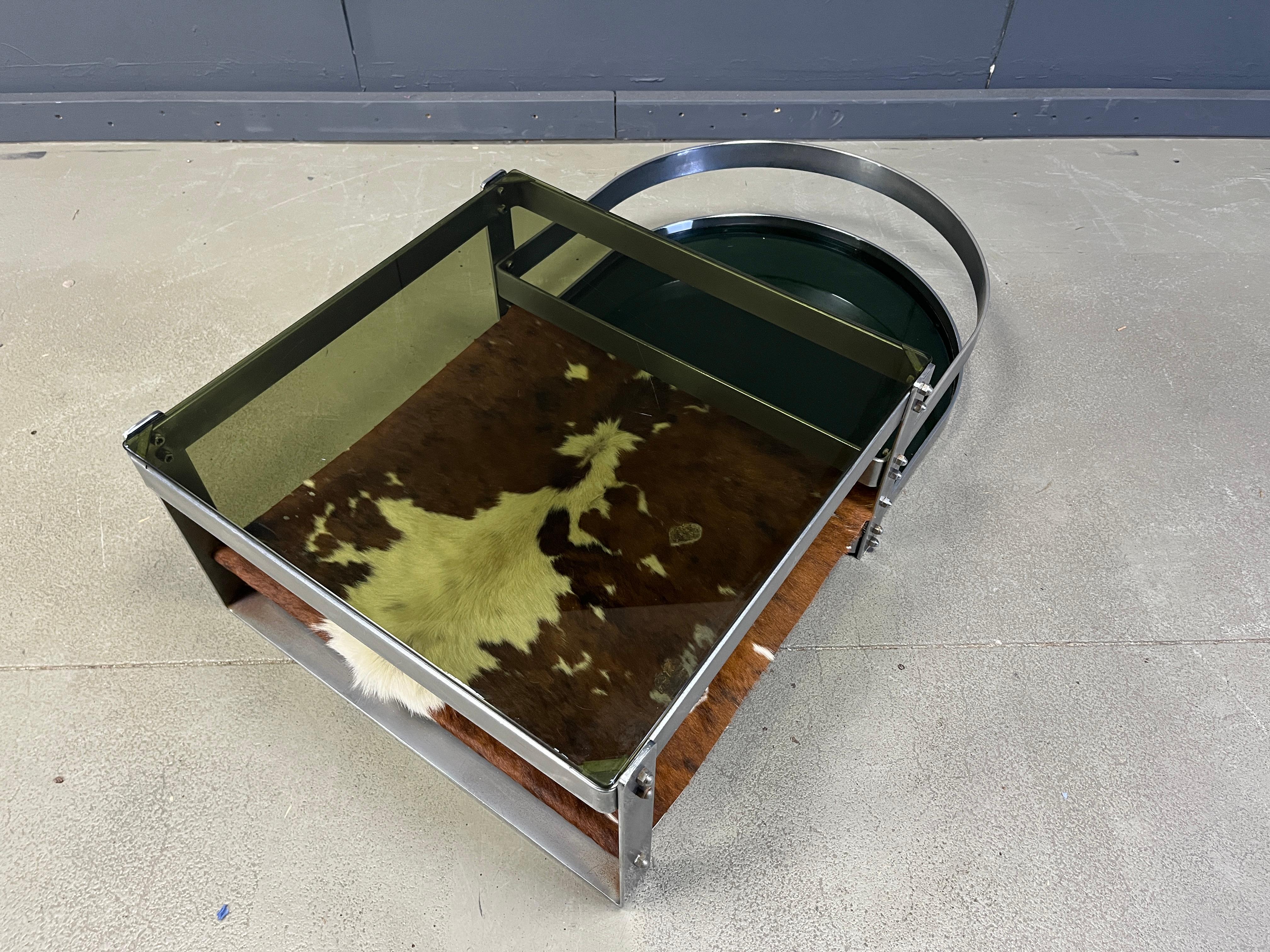 
Superbe table basse à deux niveaux de Willy Steele composée d'une structure en acier avec des plateaux en verre fumé insérés et une belle peau de vache.

Table basse design très cool des années 70

années 1970 - italie

Bon état général avec patine