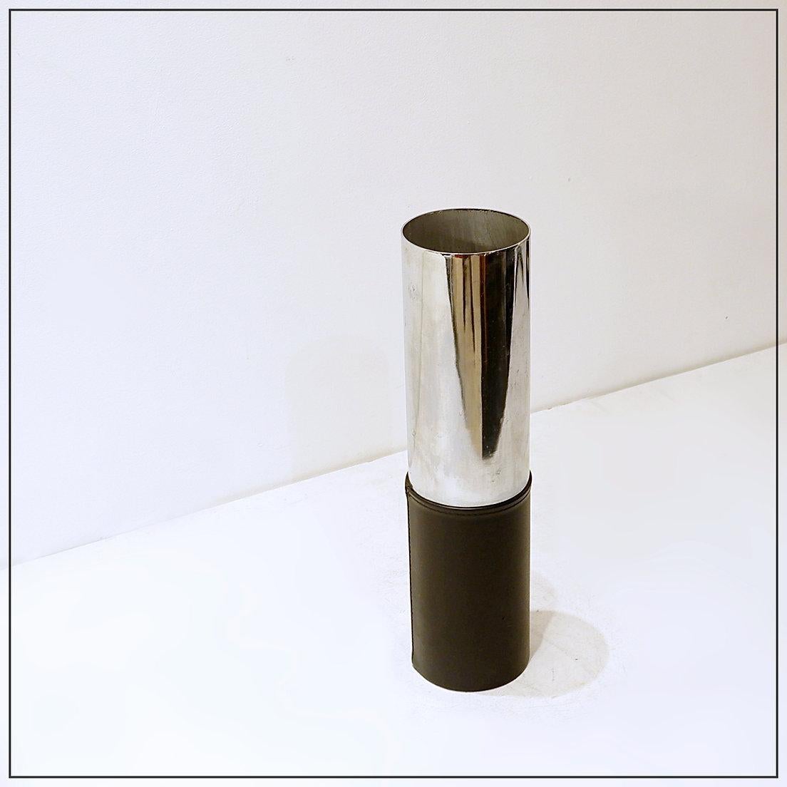 Portaombrelli a cilindro in acciaio e finta pelle - Anni '70
Portacanne - Decorazione Vintage
Misure: Ø 11cm H: 45,5cm 
Materiali : Acciaio - Ecopelle