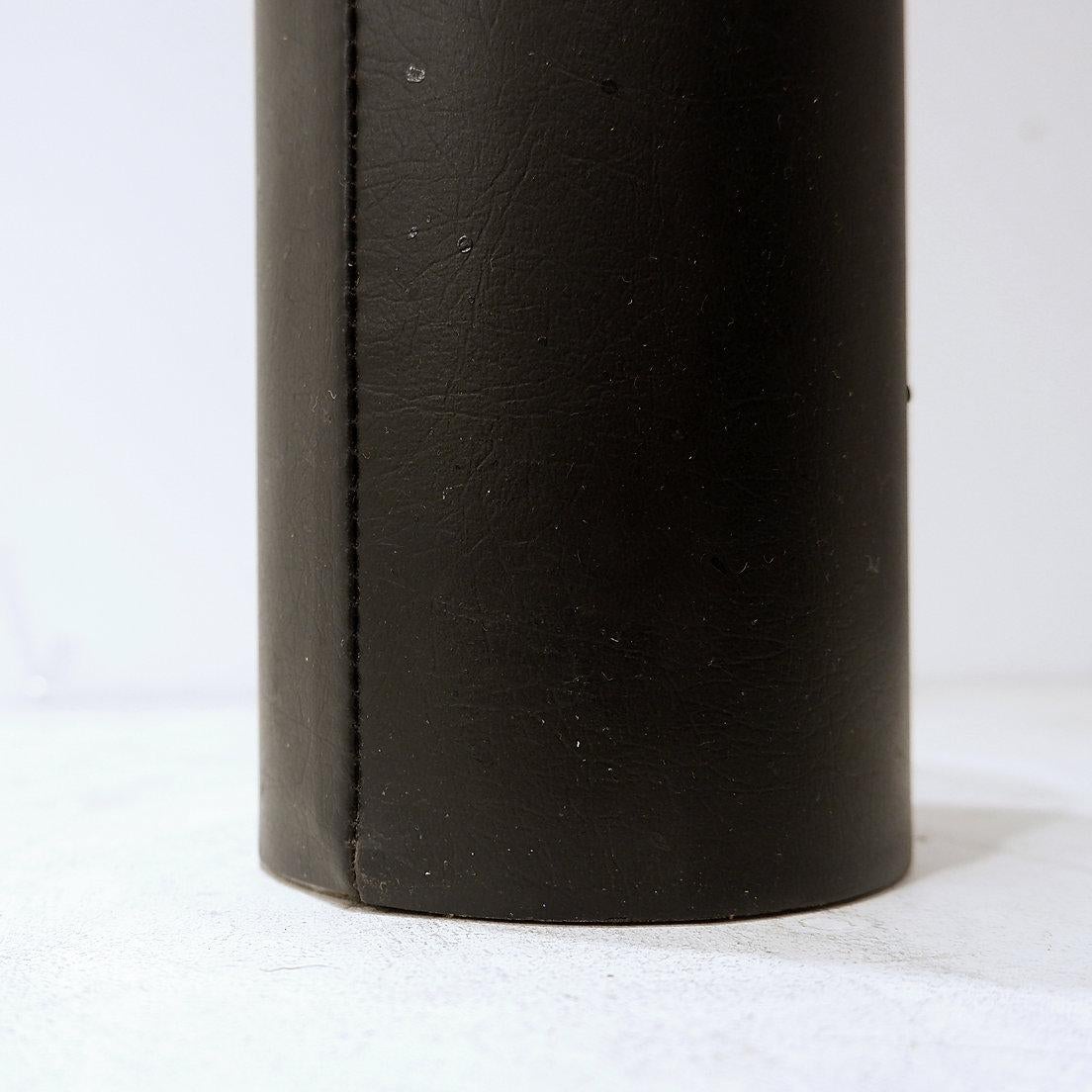 Minimalismo Portaombrelli a cilindro in acciaio e finta pelle - Anni '70 in vendita