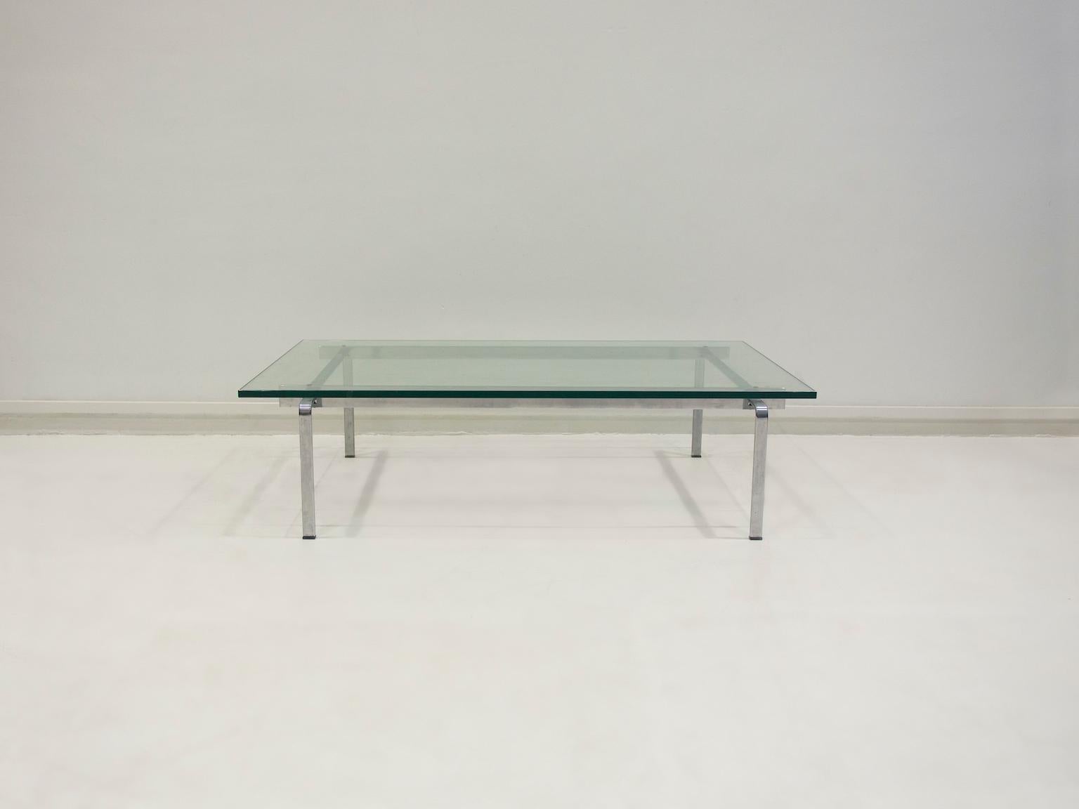 La table basse FK 91 a été conçue par Preben Fabricius & Jørgen Kastholm en 1965 et produite à l'origine par Kill International en Allemagne. Cette table minimaliste est dotée d'une structure en acier chromé et d'un plateau en verre trempé. Fabriqué