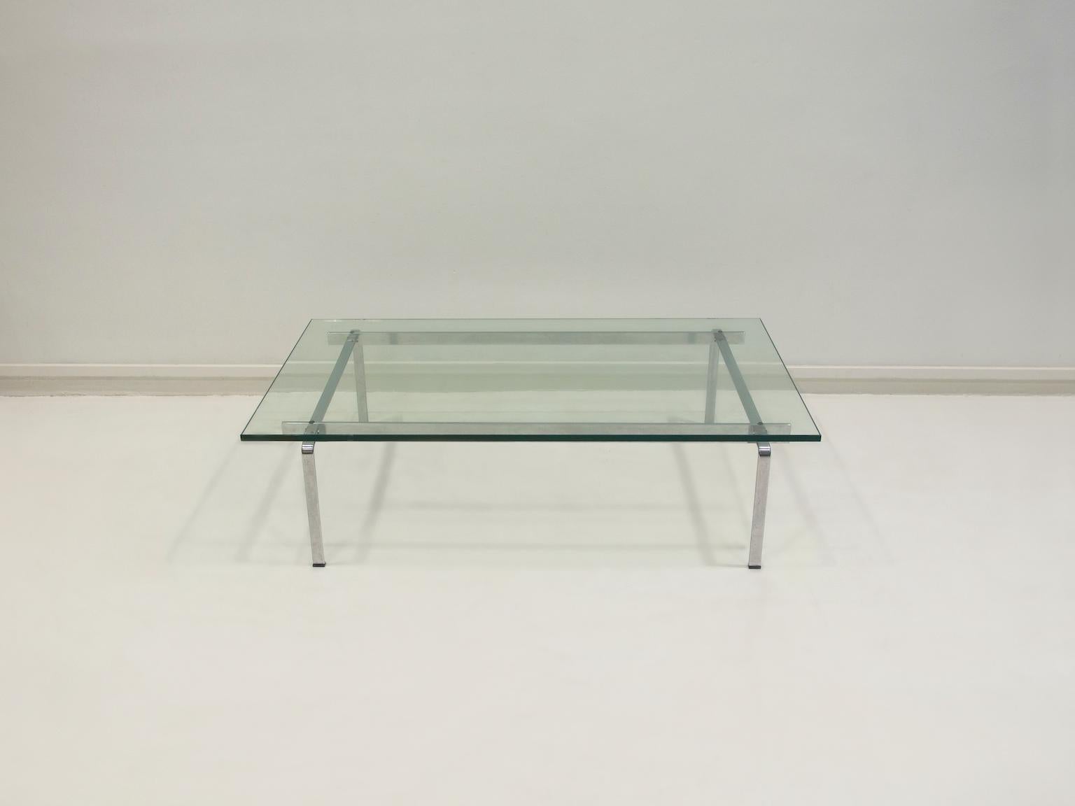 The FK 91 coffee table was designed by Preben Fabricius & Jørgen Kastholm in 1965 and originally produced by Kill International in Germany. This minimalist table has a chrome-plated steel frame and a table top of tempered glass. Manufactured by