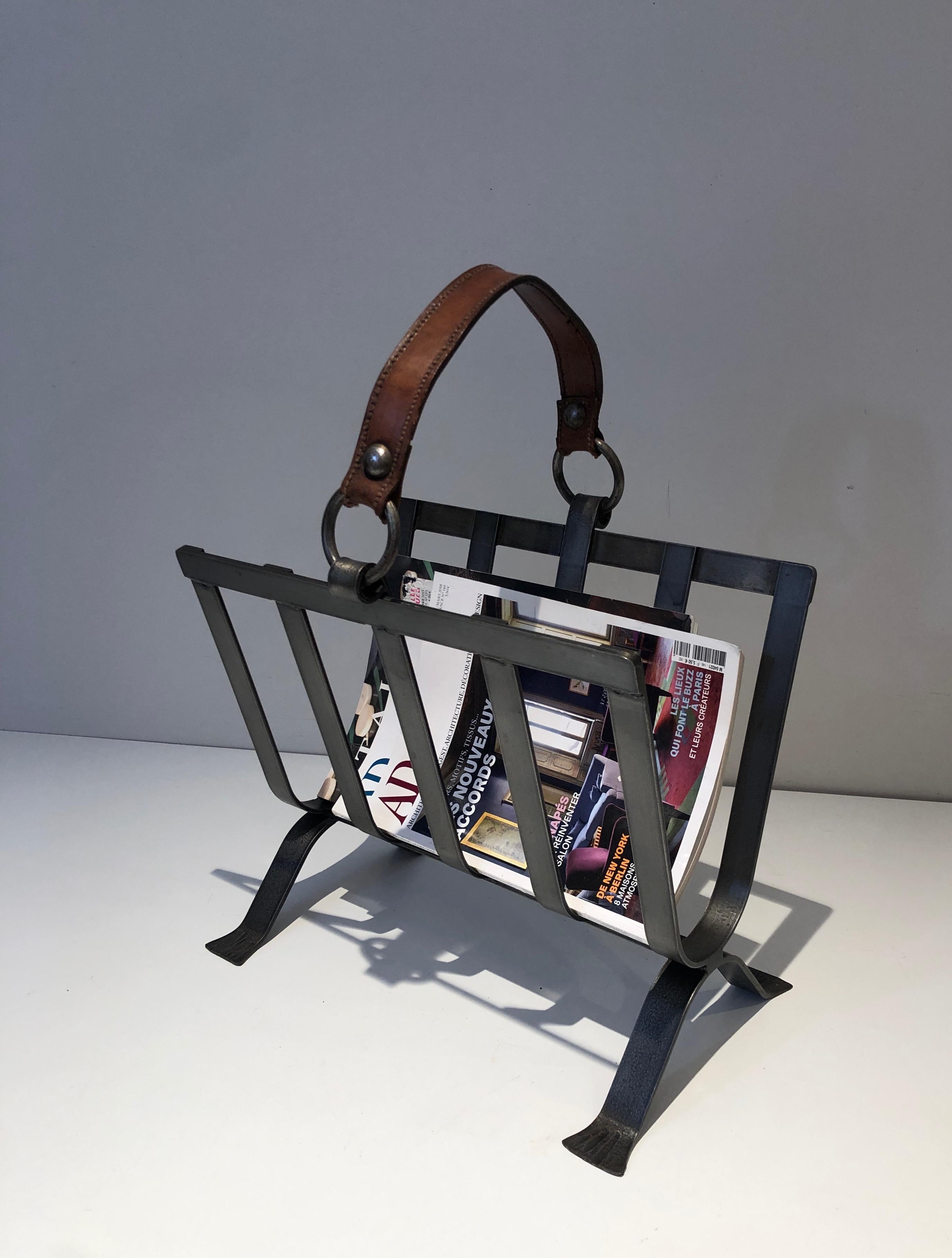 Steel and Leather Magazine Rack, French Work in the Style of Jacques Adnet In Good Condition For Sale In Marcq-en-Barœul, Hauts-de-France