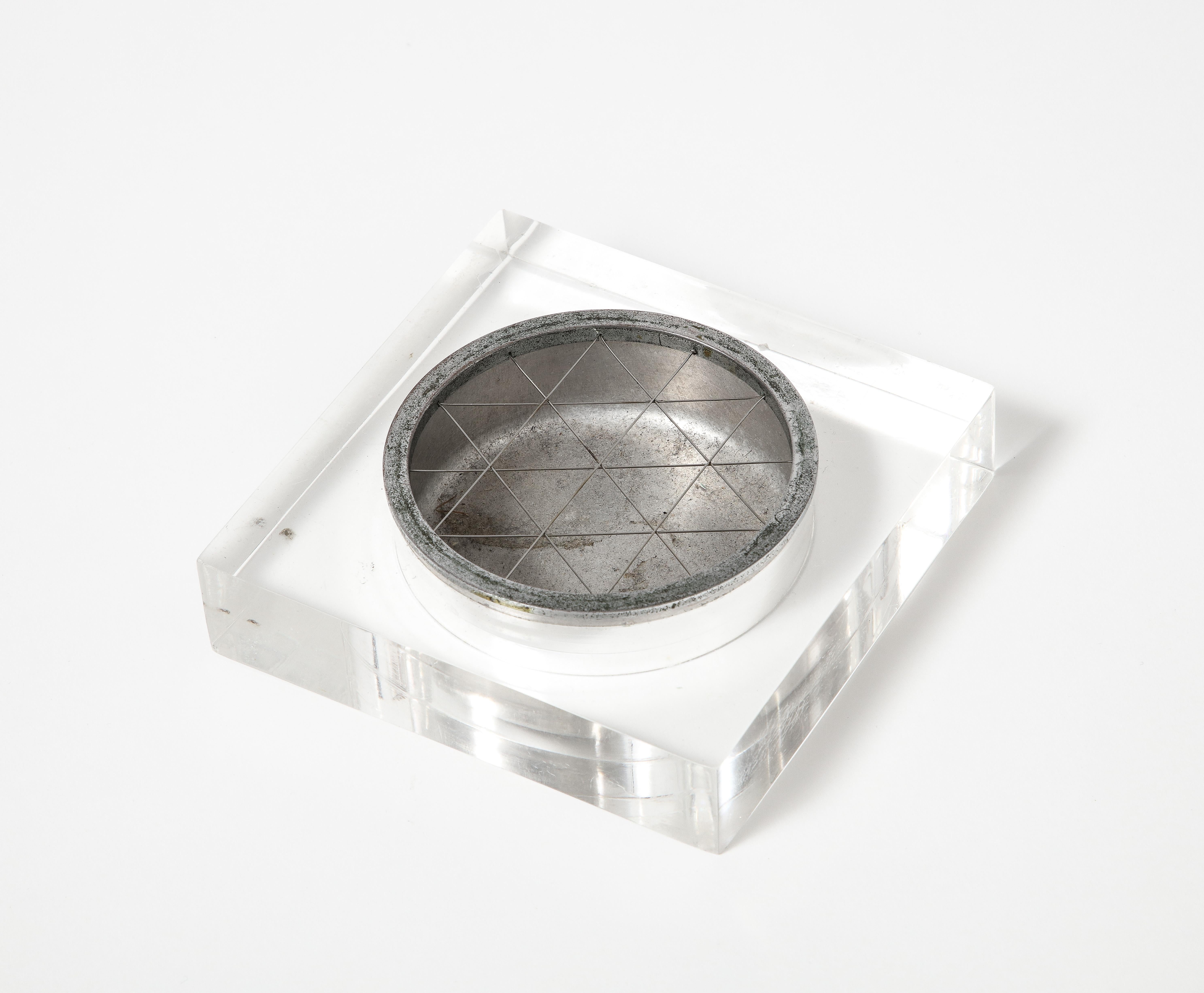 Cenicero/Vide Poche de Acero y Lucite en Bueno estado para la venta en New York City, NY