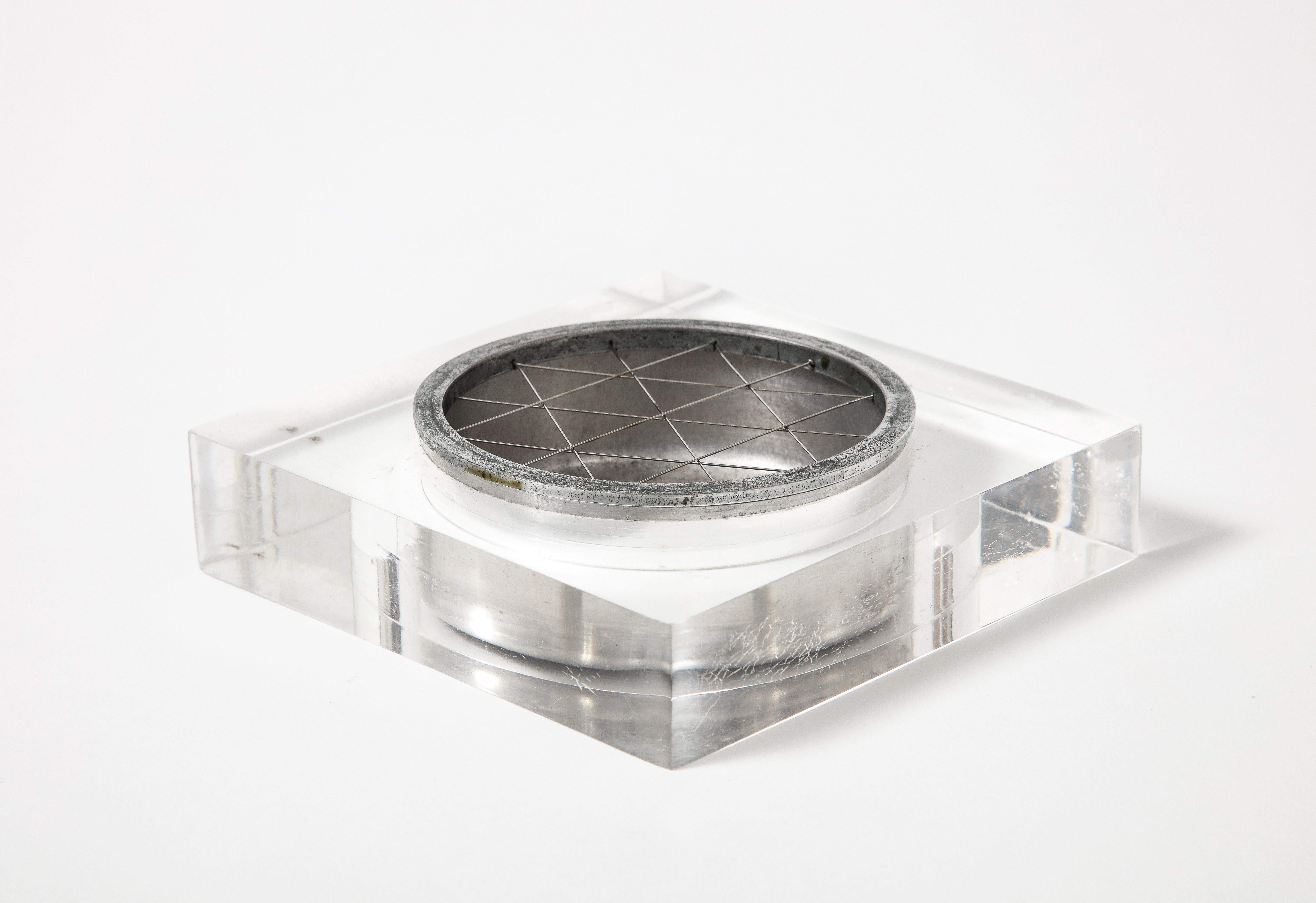 Cenicero/Vide Poche de Acero y Lucite siglo XX en venta