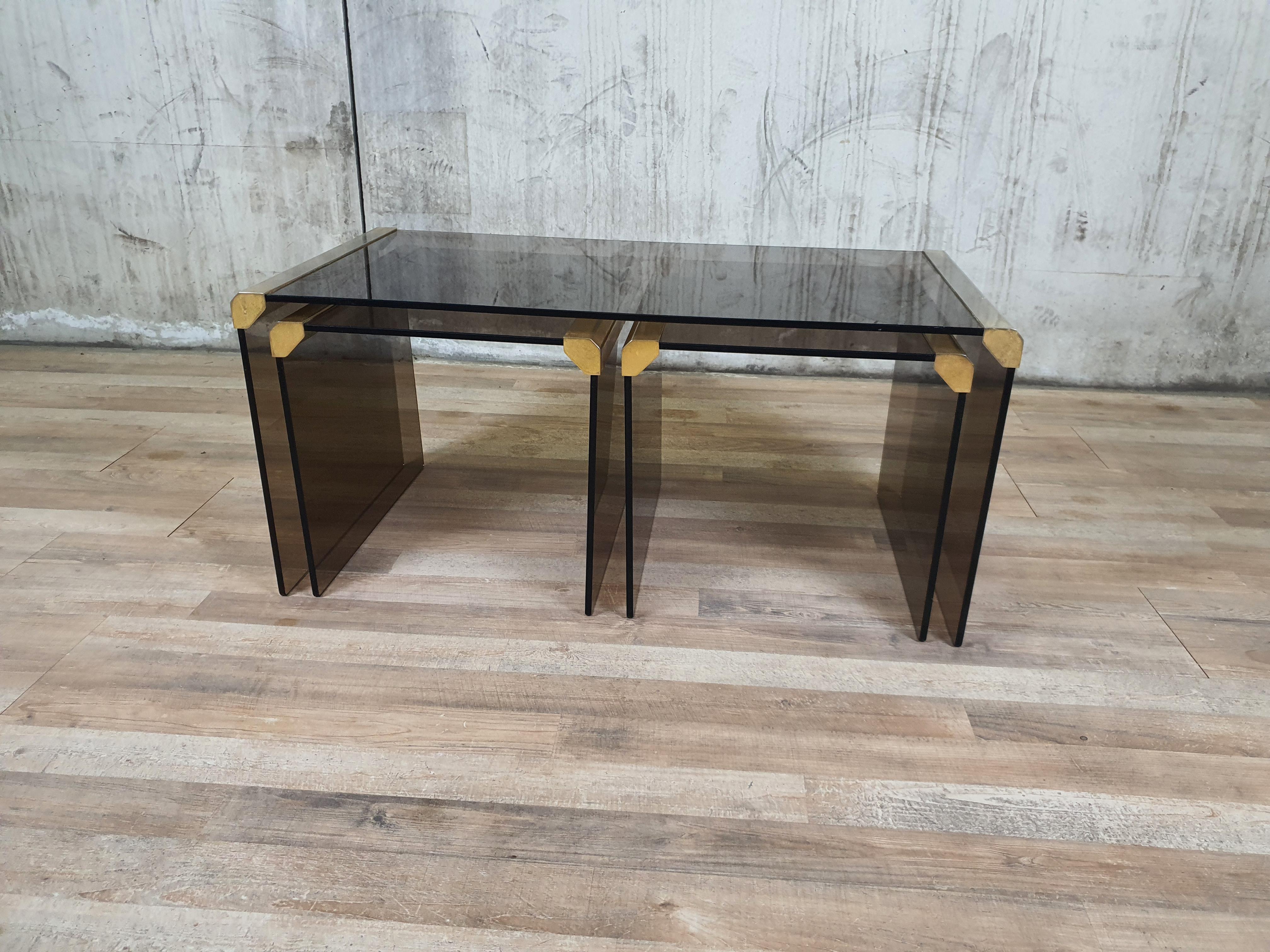 They feature a tempered smoked glass top with stainless steel edges and a mirror interior.

They do not bear the brand as the original label was a simple sticker which, given the past, can be unglued or removed.

Large table measures L 80.5cm D