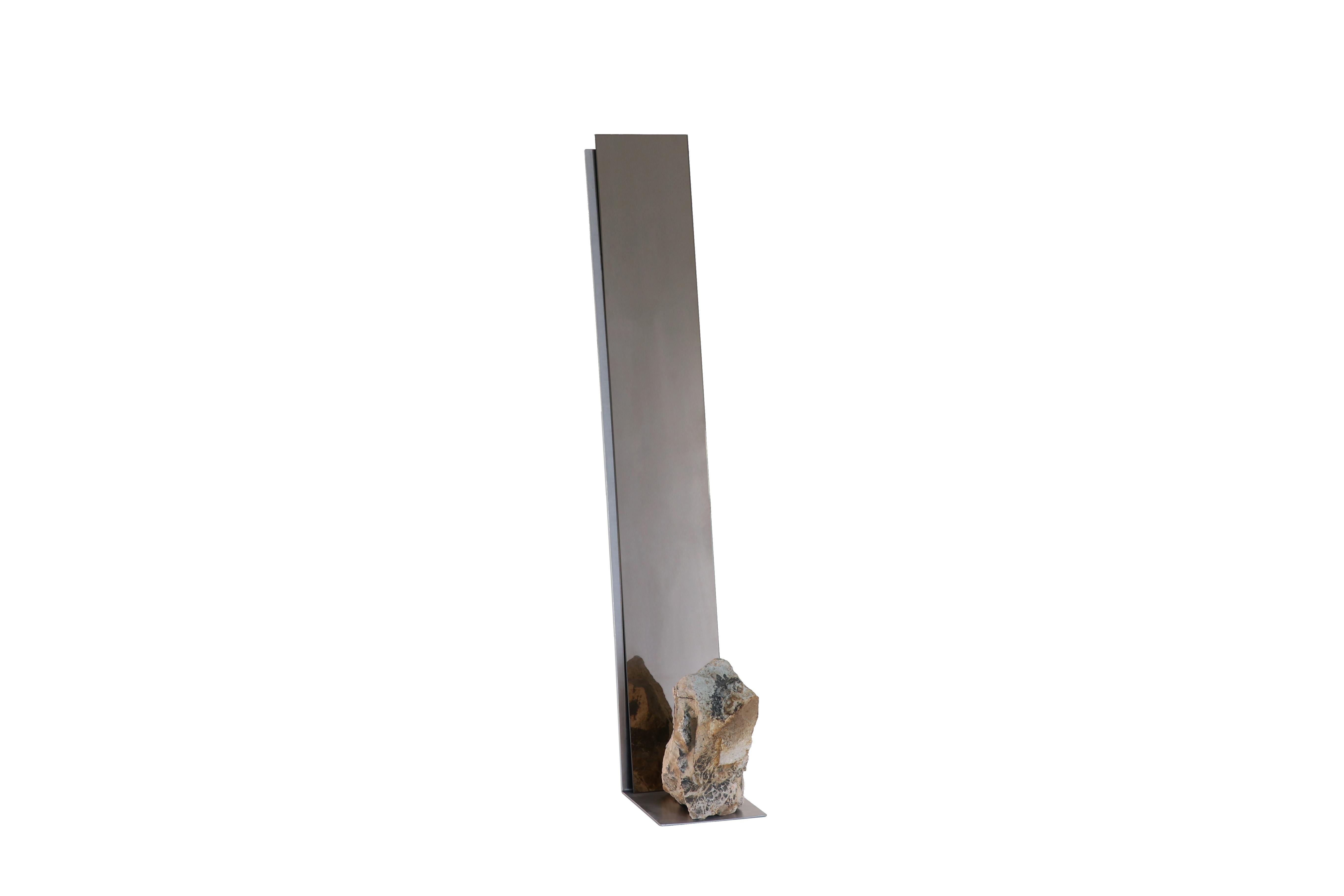Specchio in acciaio e pietra di Batten and Kamp
2018
Raccolta da rifugio a terra
Dimensioni: L 25 x P 30 x H 150,5 cm
Materiali: Acciaio inossidabile rifinito a mano, pietra naturale
 
La pietra è diversa per ogni pezzo e non può essere scelta dal