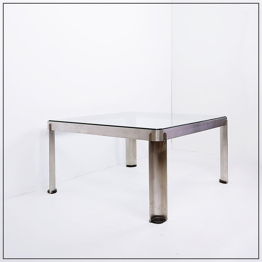 Couchtisch aus Stahl und dickem Kristall T113 von Osvaldo Borsani für Tecno 1970er
Italienischer quadratischer Couchtisch aus den 1970er Jahren
Maße: 80cmx80cm H:43cm 
MATERIAL : Stahl und dickes Kristall
Alters- und gebrauchsbedingte Abnutzung: