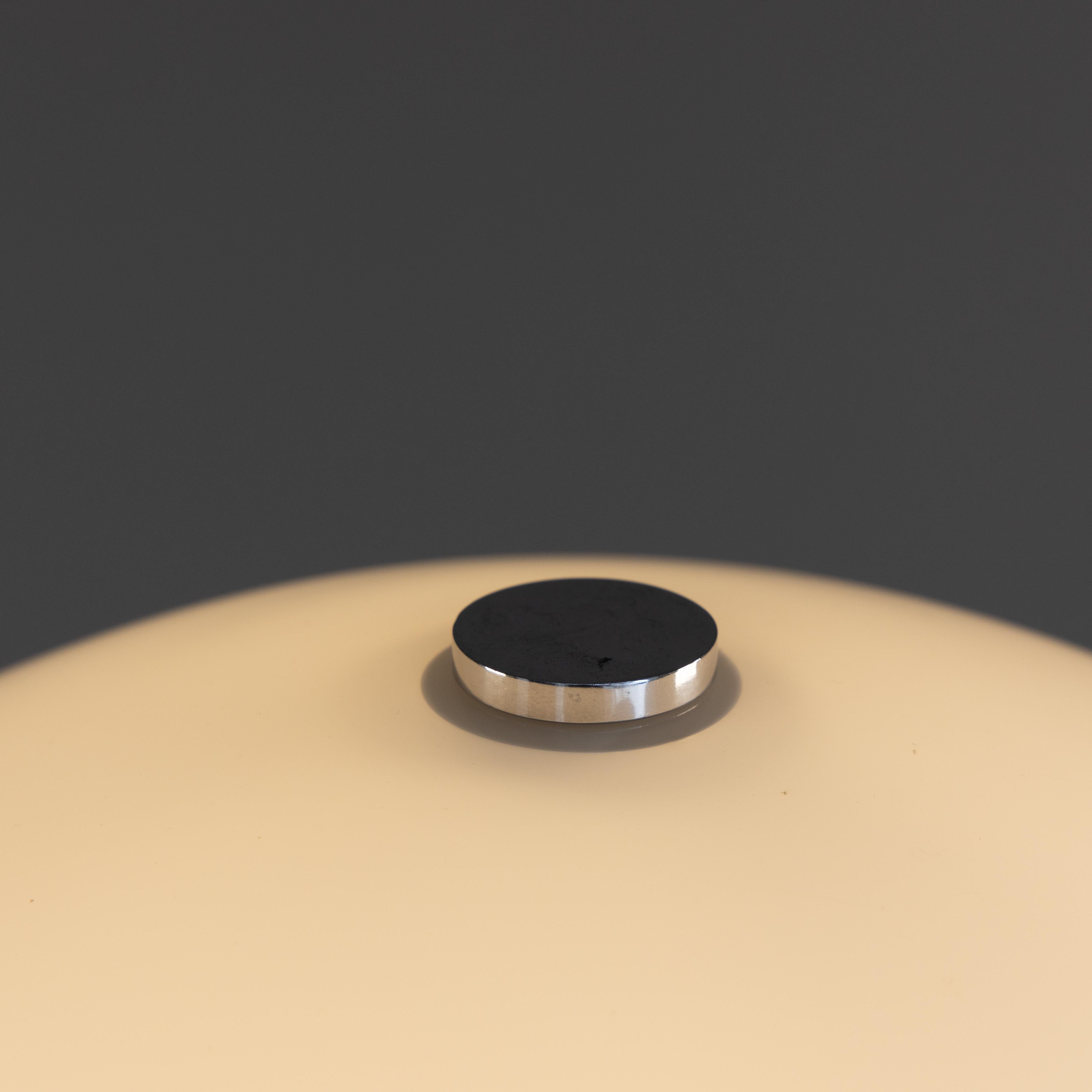 italien Lampe de table en acier et verre blanc, 1970 en vente