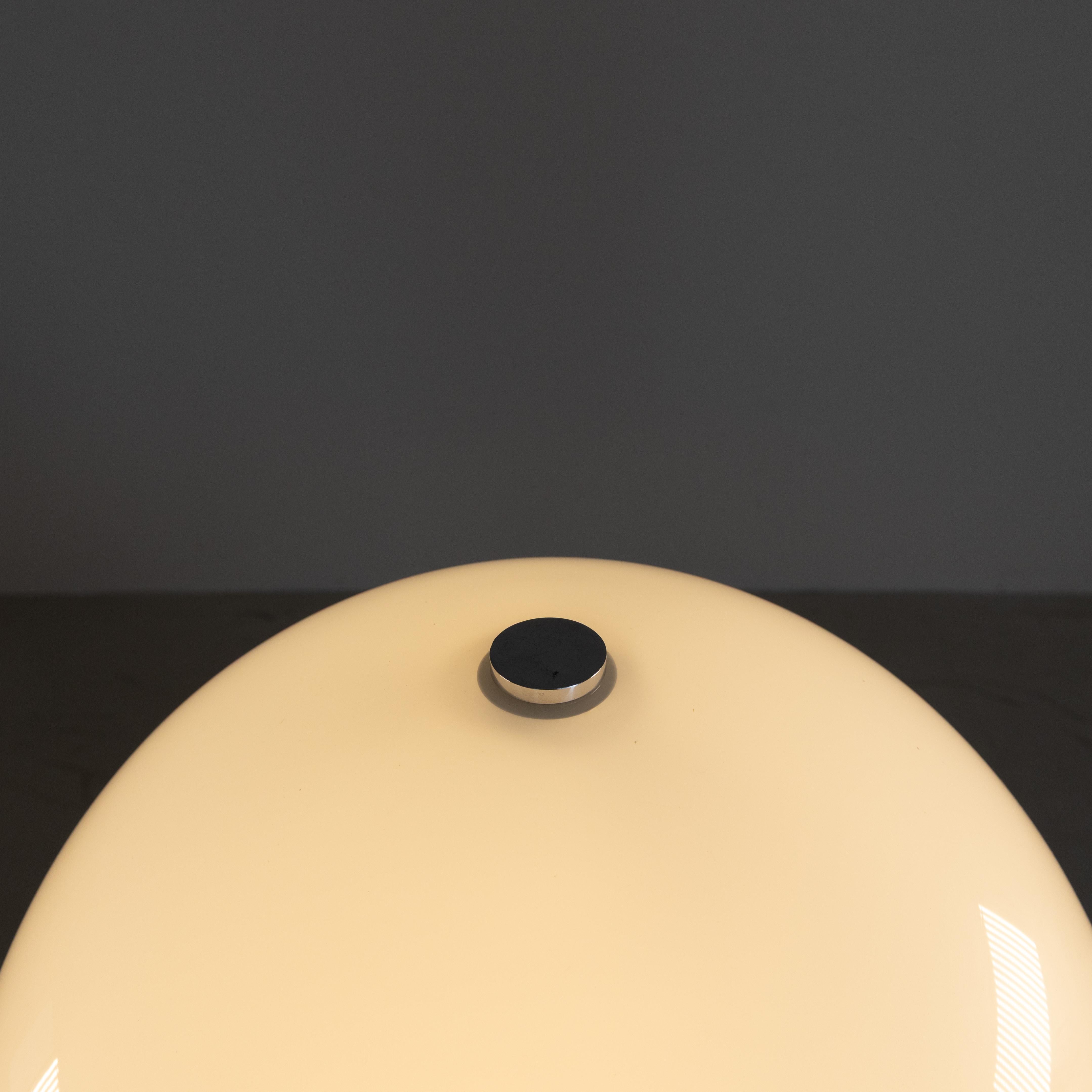 Lampe de table en acier et verre blanc, 1970 Bon état - En vente à Milano, Lombardia