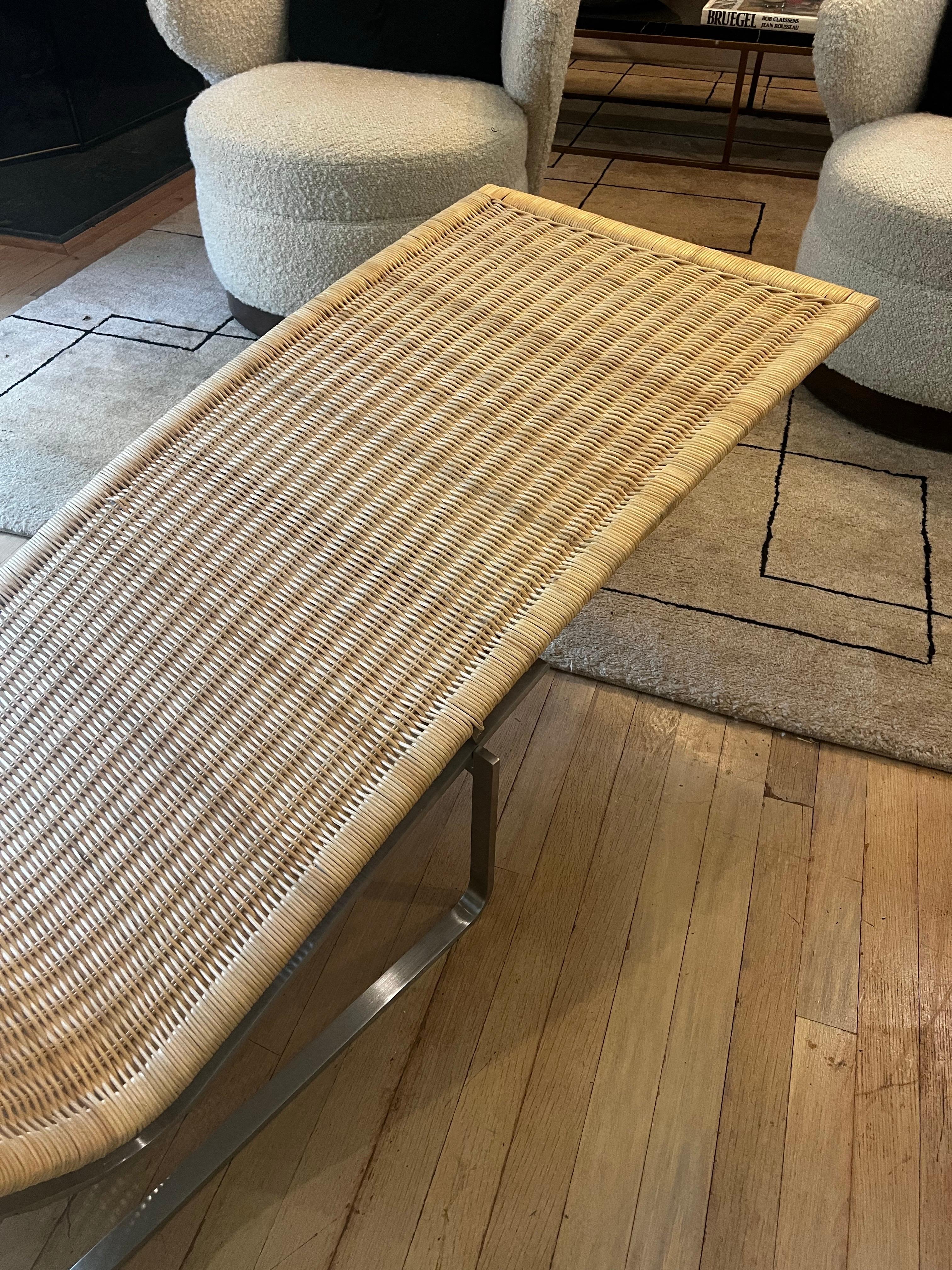 Tumbona de acero y mimbre al estilo de Poul Kjaerholm PK24 en venta 3
