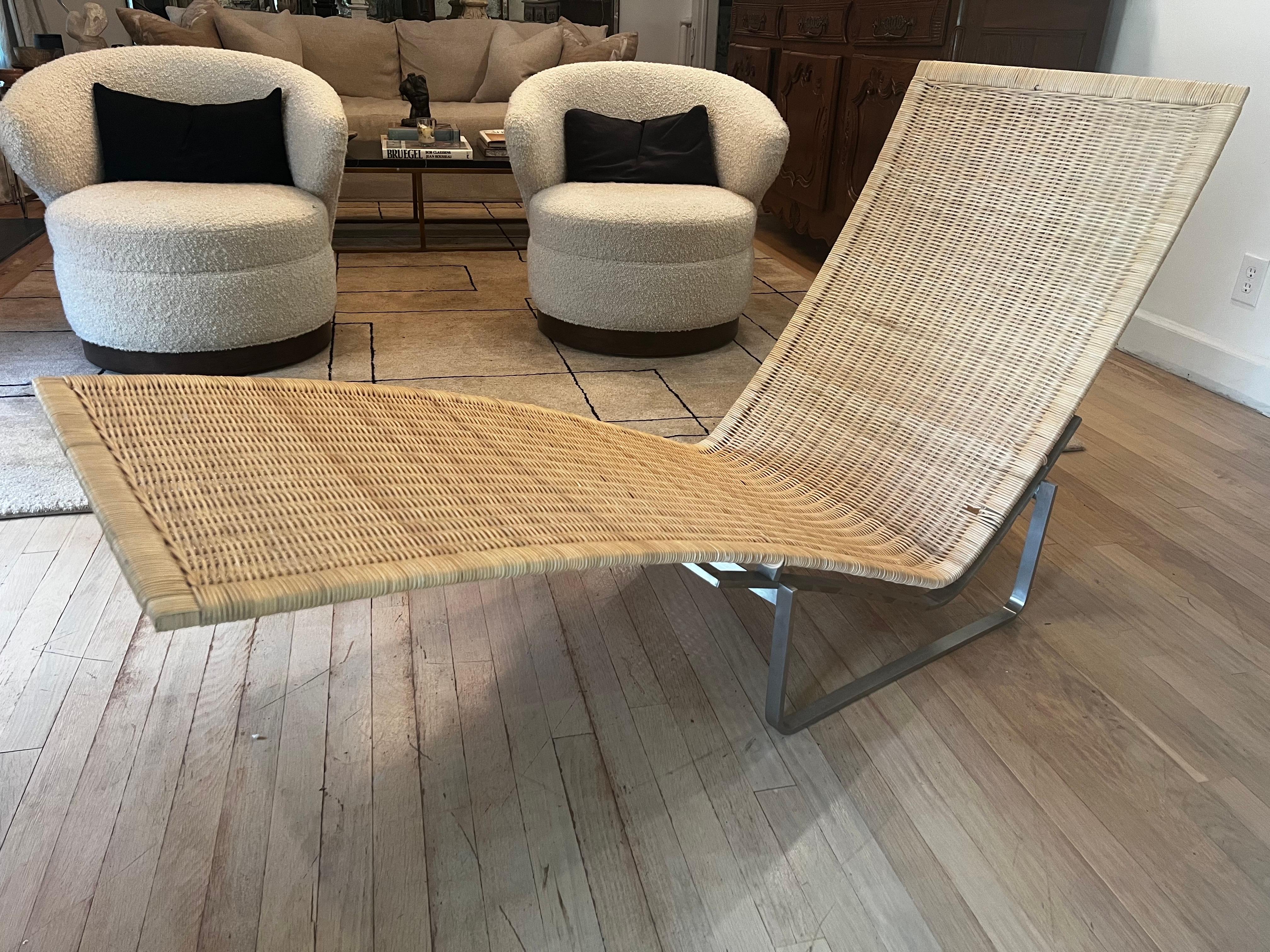 Tumbona de acero y mimbre al estilo de Poul Kjaerholm PK24 en venta 5