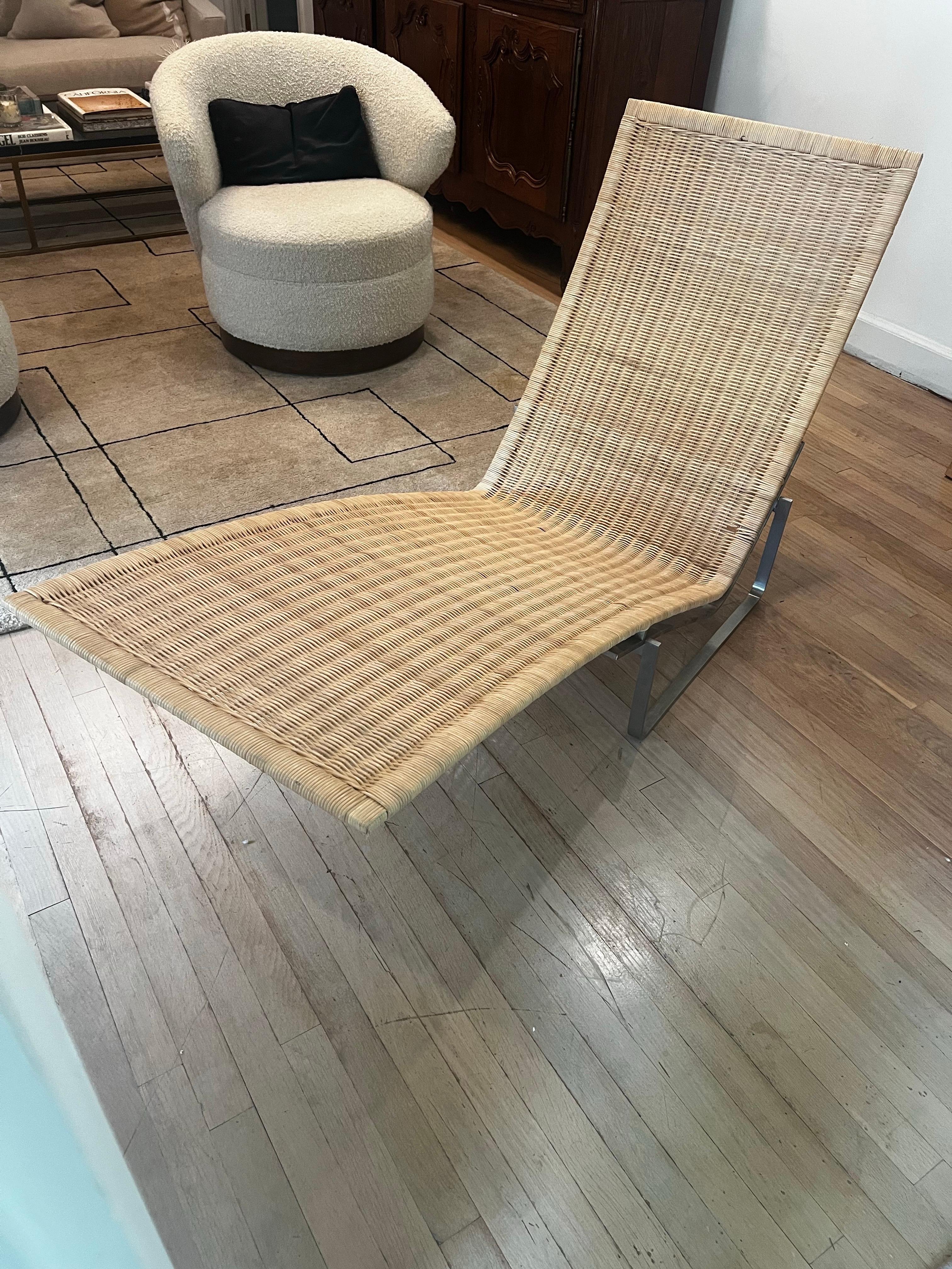 Tumbona de acero y mimbre al estilo de Poul Kjaerholm PK24 Moderno en venta